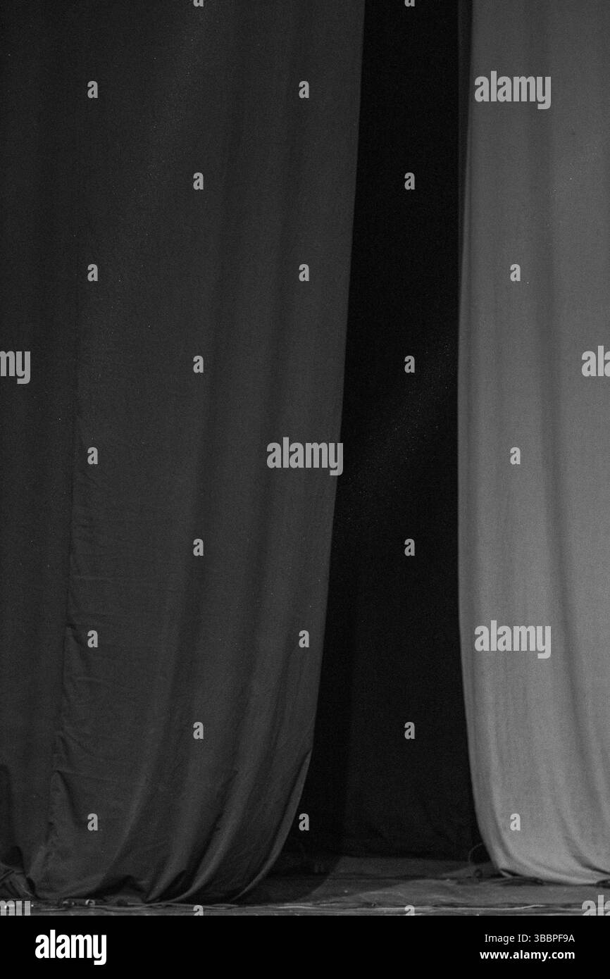 Tende da teatro - bilanciamento e contrasto sul palco. Bilanciamento monocromatico. Foto Stock Tende da teatro - bilanciamento e contrasto sul palco. Bilanciamento monocromatico. Foto Stock