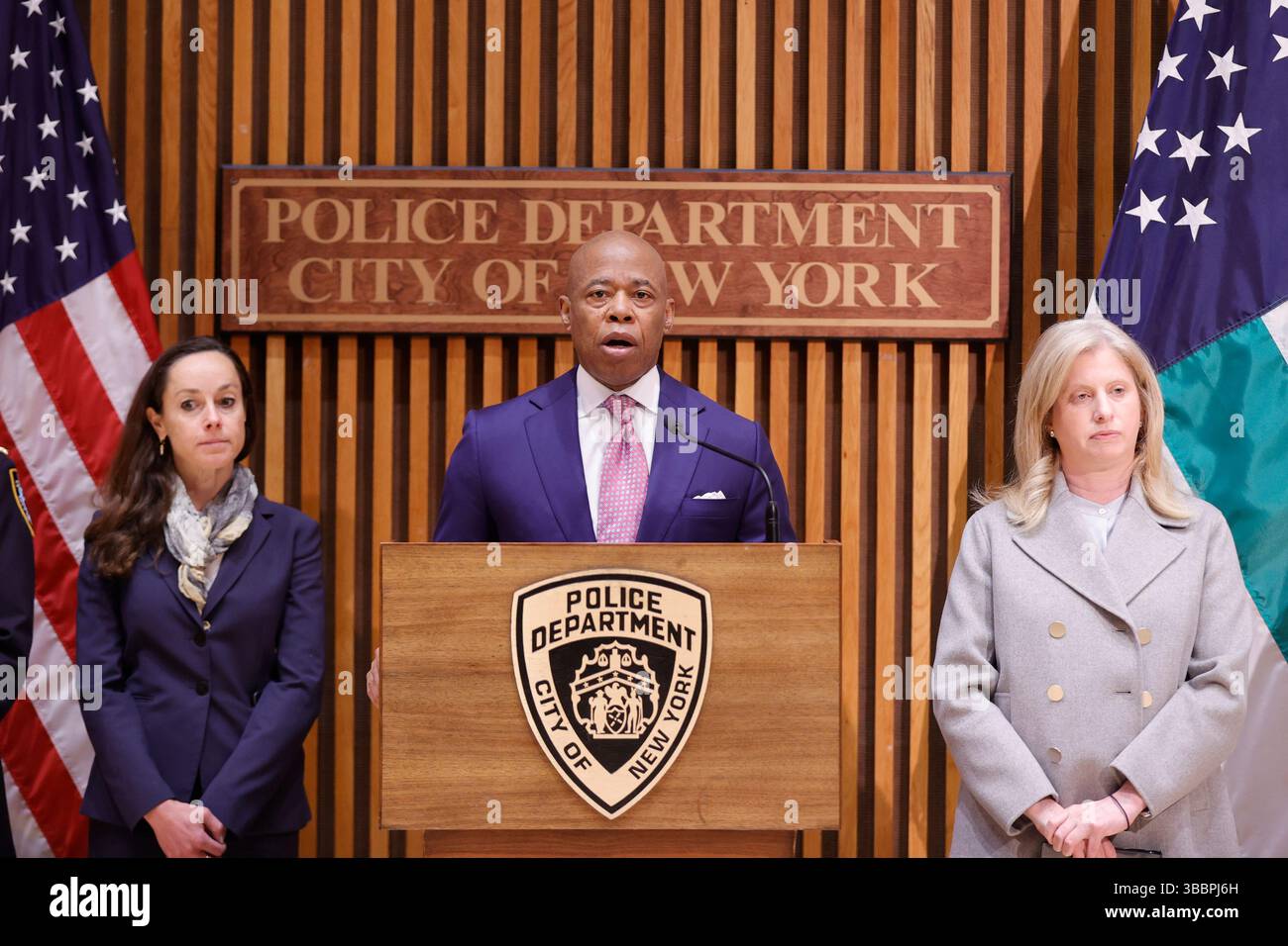 NEW YORK, NY - 16 MAGGIO 2025: Il sindaco di New York Eric Adams e il Commissario della polizia di New York Jessica S. Tisch rilasciano osservazioni durante un briefing sulla sicurezza presso One Police Plaza per discutere le misure di sicurezza e preparazione per la prossima giornata di Israele sulla Quinta parata, ospitata dal Jewish Community Relations Council of New York (JCRC-NY). Il briefing si è concentrato sugli sforzi di coordinamento tra le agenzie cittadine e le parti interessate della comunità per garantire un evento sicuro e pacifico. Foto: Luiz Rampelotto/EuropaNewswire Foto Stock