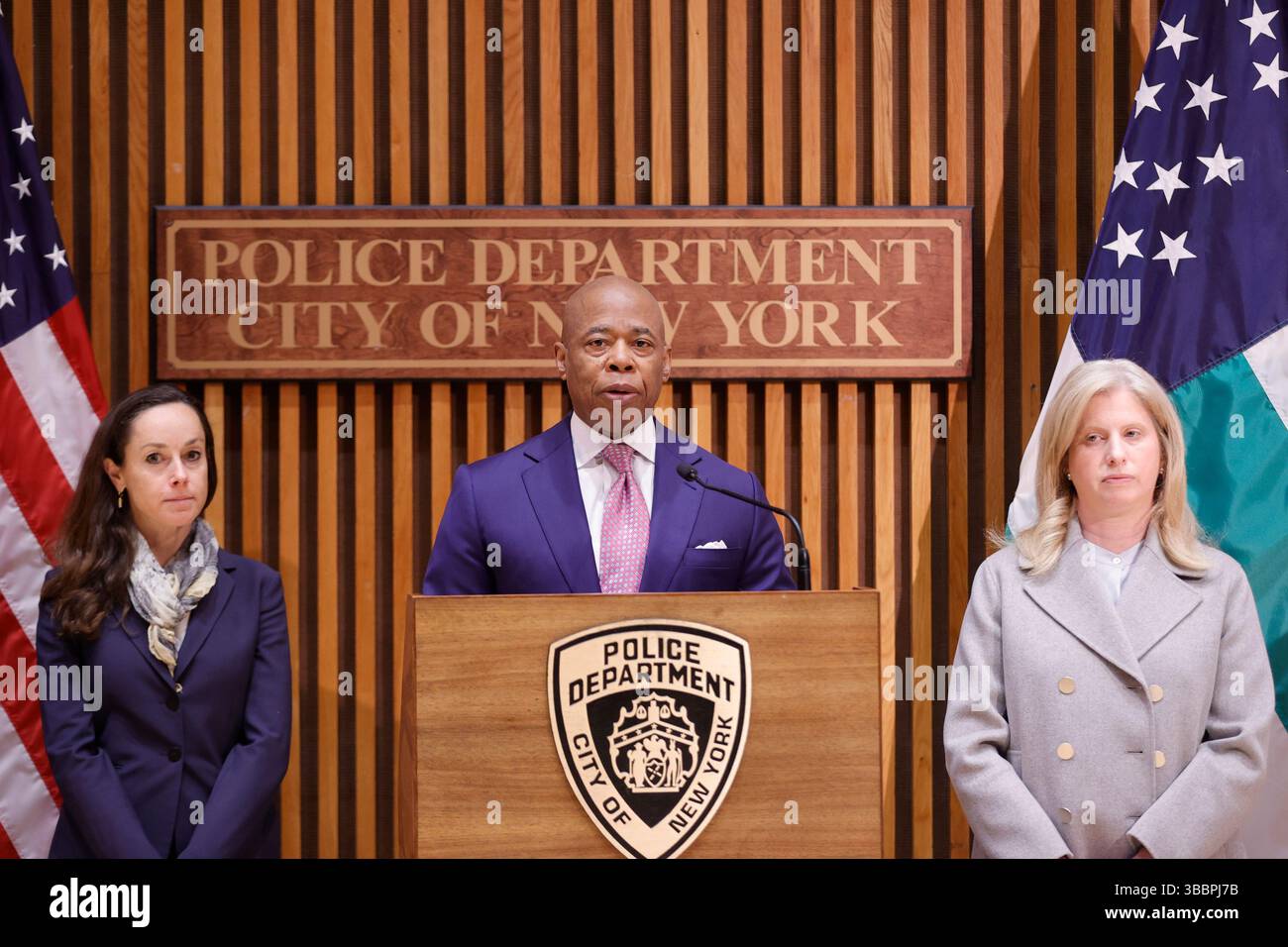 NEW YORK, NY - 16 MAGGIO 2025: Il sindaco di New York Eric Adams e il Commissario della polizia di New York Jessica S. Tisch rilasciano osservazioni durante un briefing sulla sicurezza presso One Police Plaza per discutere le misure di sicurezza e preparazione per la prossima giornata di Israele sulla Quinta parata, ospitata dal Jewish Community Relations Council of New York (JCRC-NY). Il briefing si è concentrato sugli sforzi di coordinamento tra le agenzie cittadine e le parti interessate della comunità per garantire un evento sicuro e pacifico. Foto: Luiz Rampelotto/EuropaNewswire Foto Stock