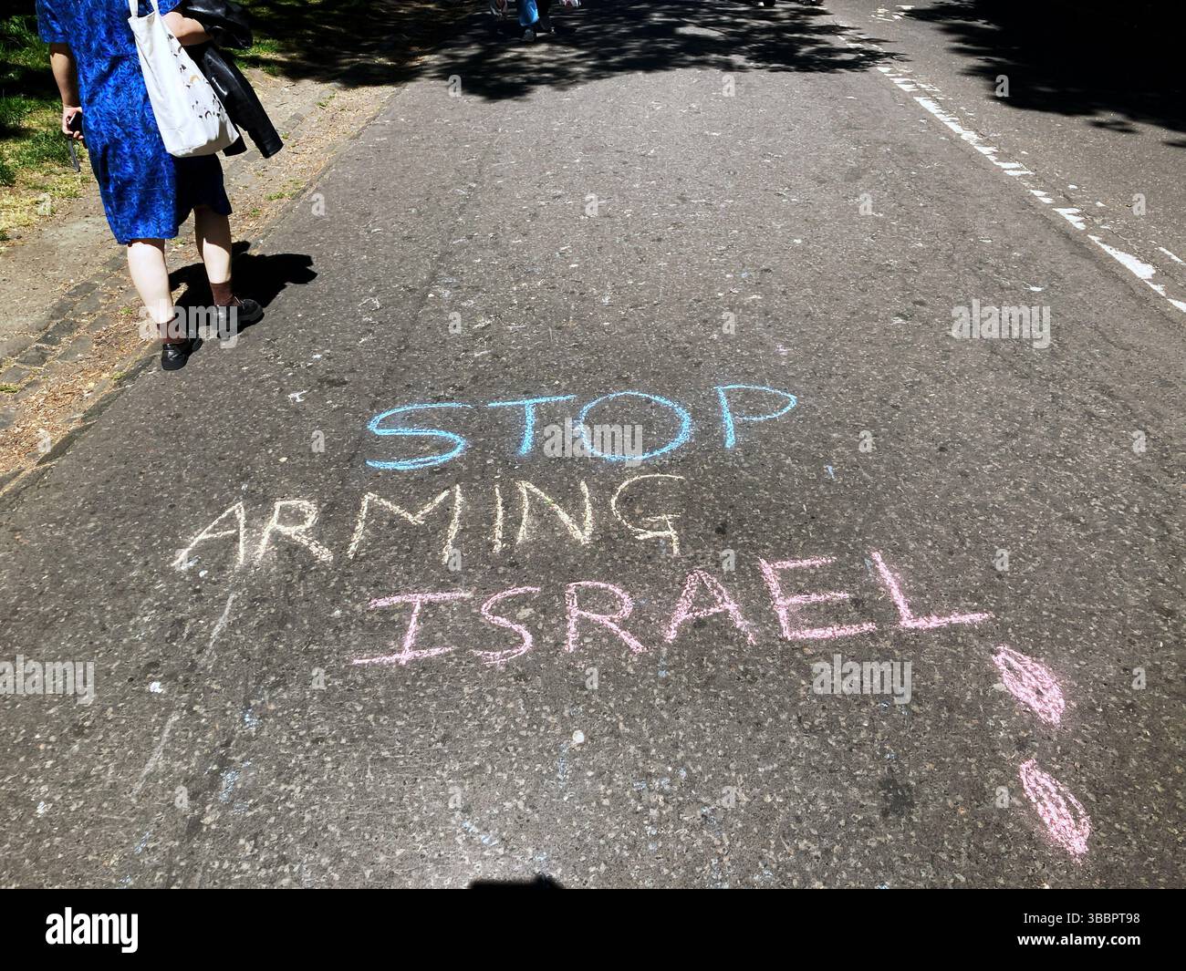Anti Israel - Pro Palestine, Stop Arming Israel, Gessk Drawing grafitti su marciapiede, Edimburgo Scozia, Regno Unito - Immagine stock catturata con smartphone