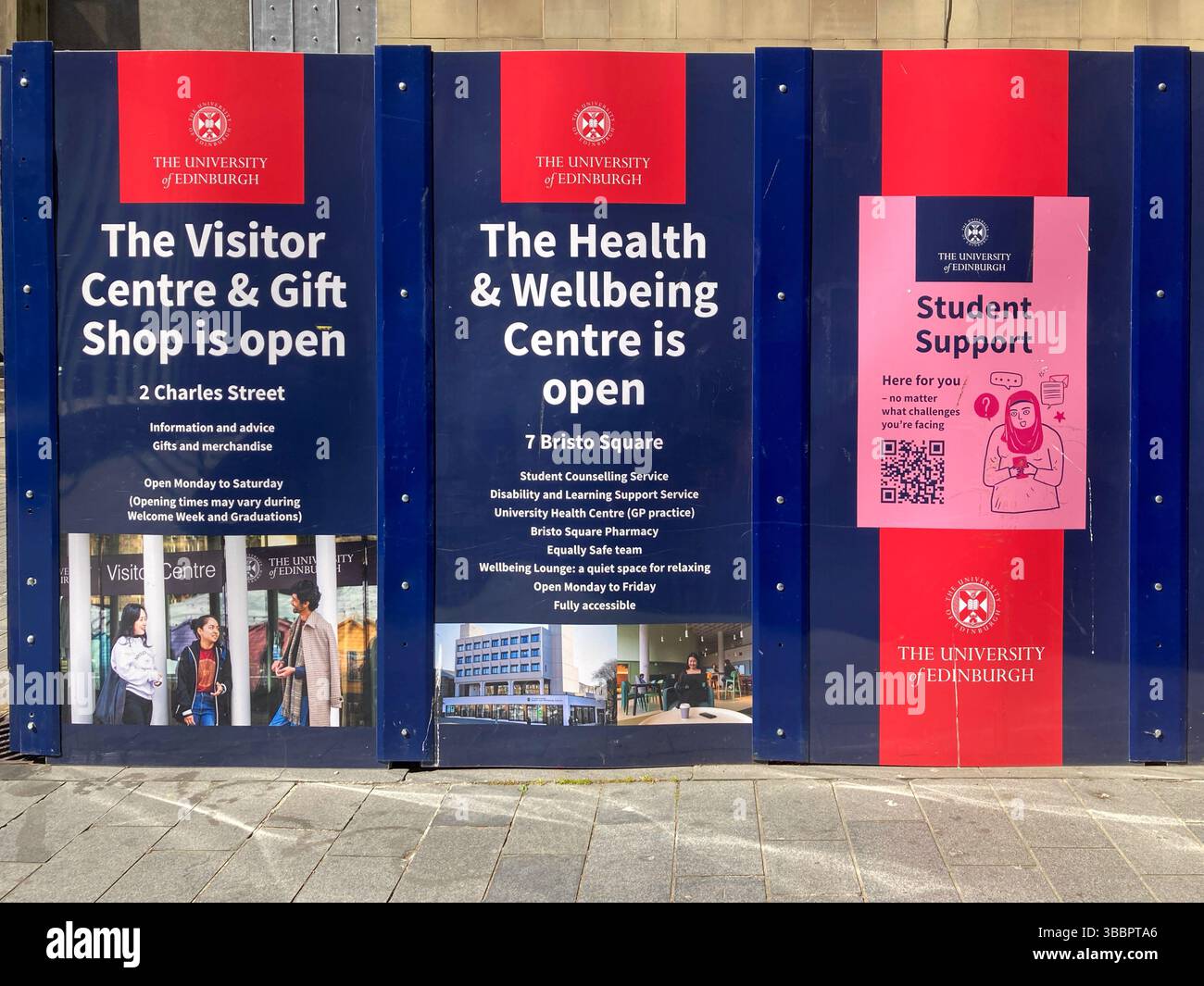 Pubblicità affissioni rivolta agli studenti, campus dell'Università di Edimburgo, Edimburgo, Scozia - Immagine stock catturata con smartphone