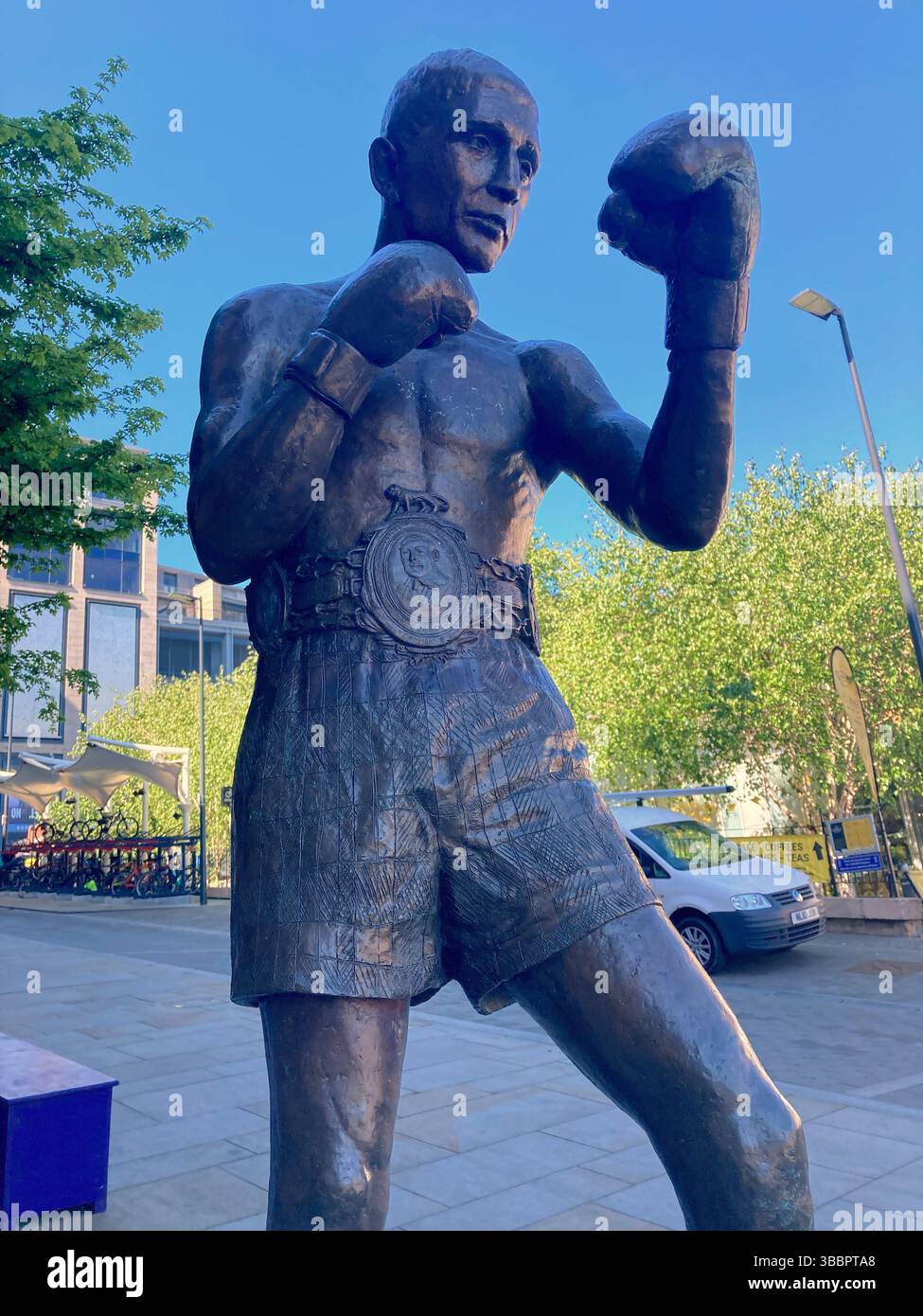 Ken Buchanan, ex campione del mondo scozzese Boxer, scultura in bronzo a grandezza naturale, Edimburgo, Scozia - Immagine stock catturata con smartphone