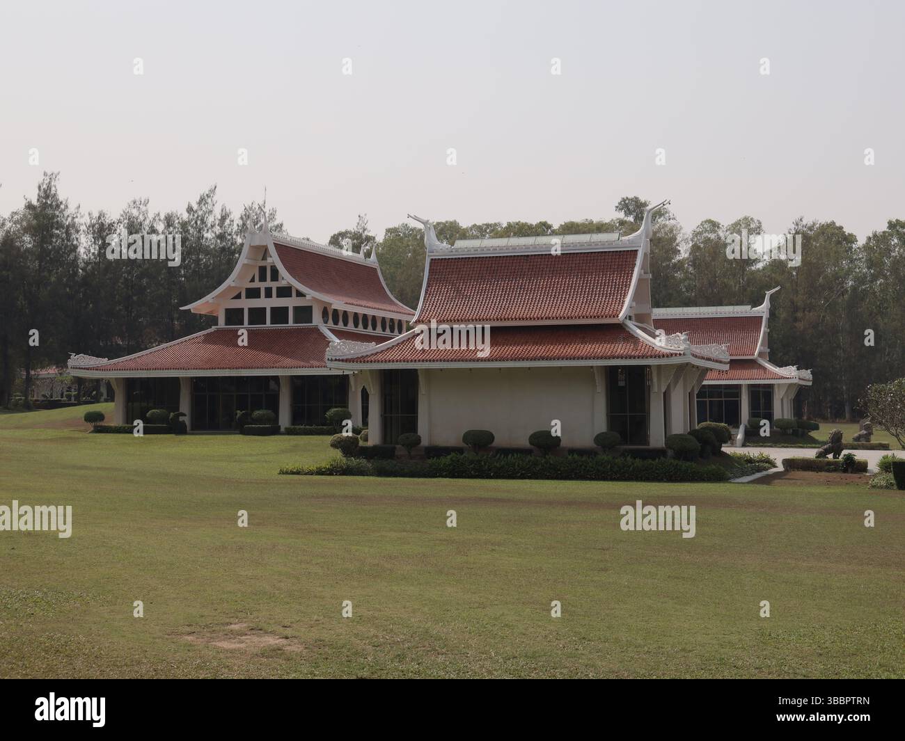 Splendida architettura in stile ThaiStyle circondata da una splendida e lussureggiante vegetazione tutt'intorno Foto Stock