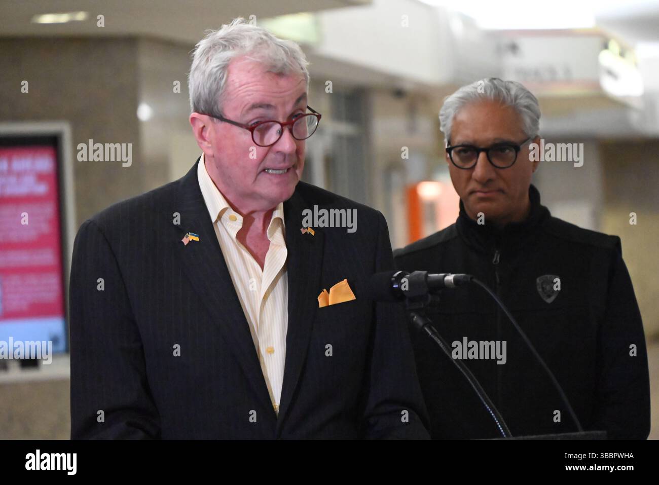 Newark, Stati Uniti. 15 maggio 2025. Il governatore del New Jersey Phil Murphy (L) e il presidente e amministratore delegato della NJ Kris Kolluri (R) hanno espresso osservazioni in una conferenza stampa alla Newark Penn Station dopo l'annuncio dell'unione di sciopero a Newark. Credito: SOPA Images Limited/Alamy Live News Foto Stock