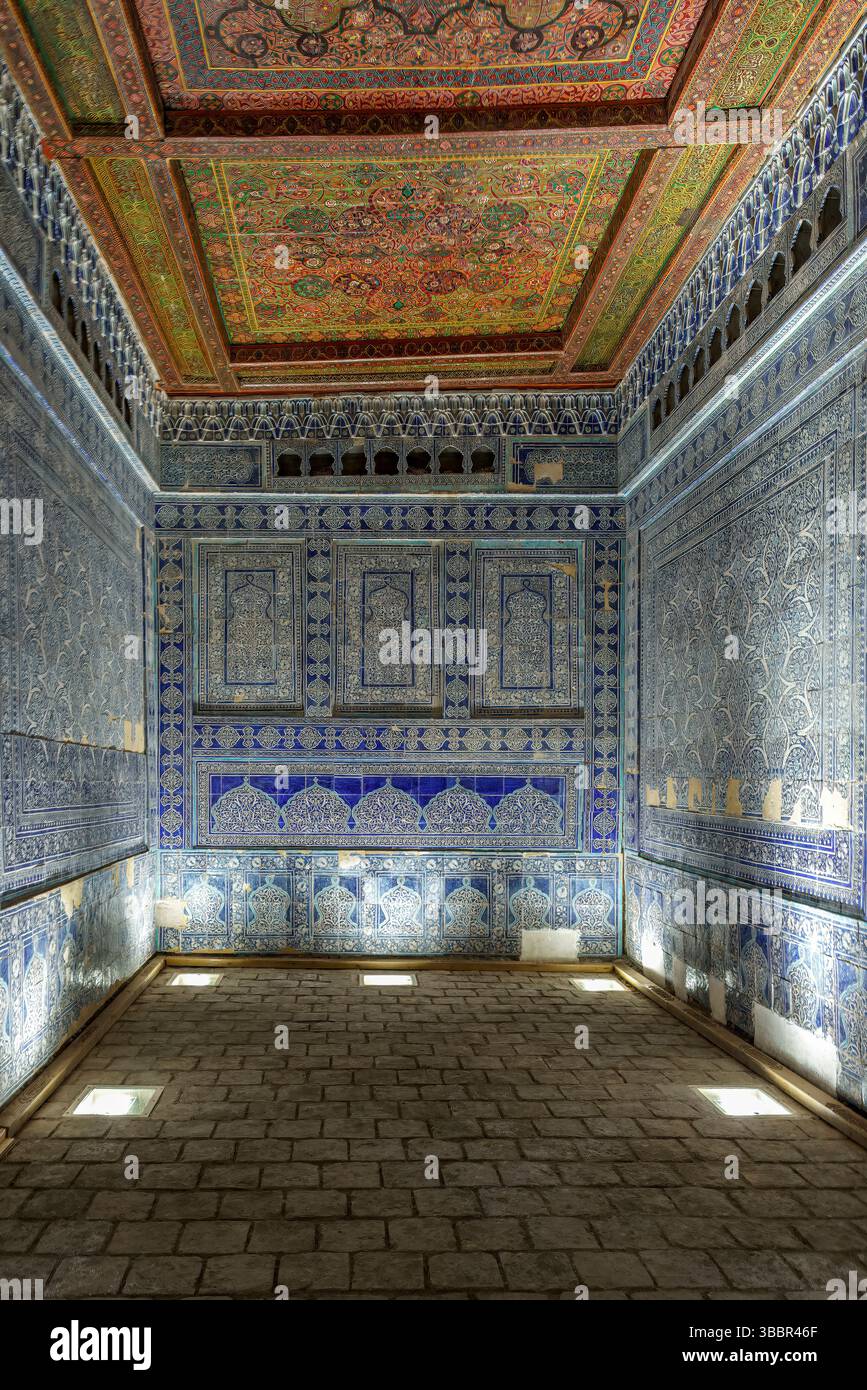 Un soffitto in piastrelle blu riccamente decorato con motivi floreali e geometrici copre una stanza nel Palazzo Tash Khauli a Khiva in Uzbekistan. Foto Stock