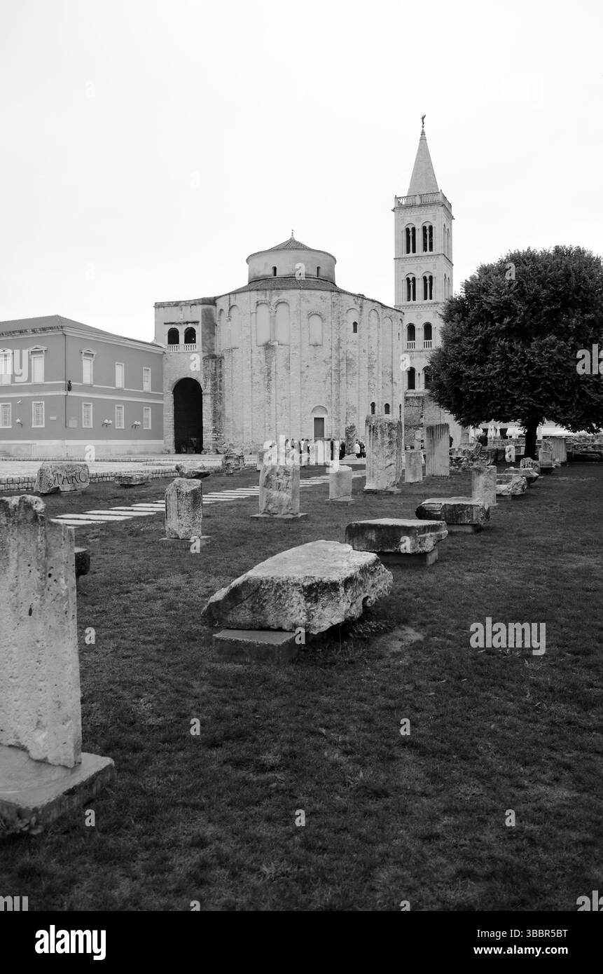 Zara Croazia. 7 ottobre 2015. Chiesa pre-romanica di San Donato e adiacente campanile della cattedrale nel centro storico della città Foto Stock