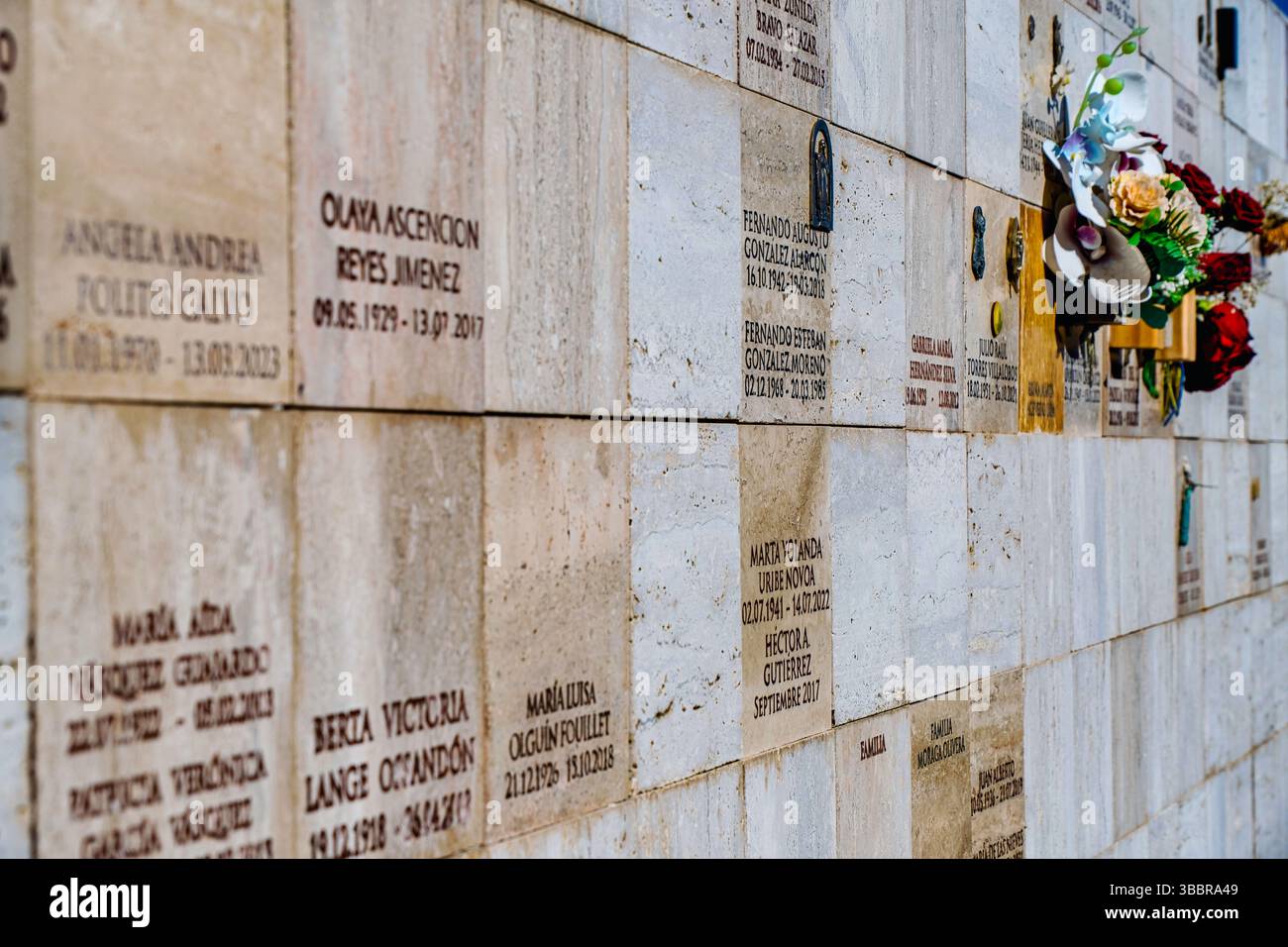 Il Santuario dell'Immacolata Concezione sul colle di San Cristóbal è uno dei principali luoghi di culto della Chiesa cattolica del Cile, oltre che un'antica chiesa Foto Stock