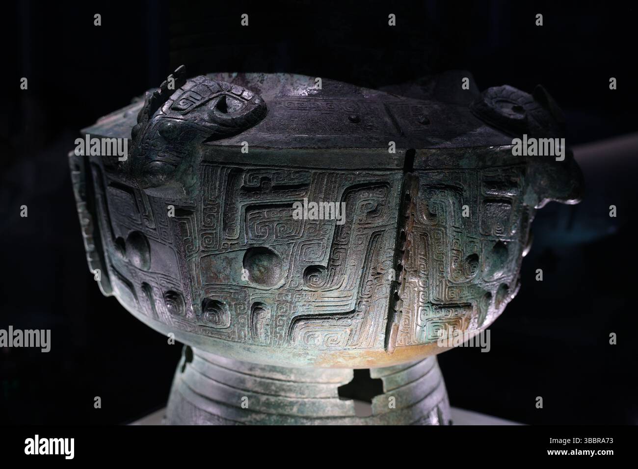 Dettaglio di vasi lei in bronzo della dinastia Shang con maschere zoomorfe e teste di ariete scavate a Dayangzhou, Xingan; Museo provinciale di Jiangxi, Nanchang, Cina Foto Stock