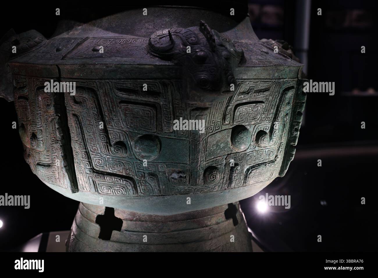 Dettaglio di vasi lei in bronzo della dinastia Shang con maschere zoomorfe e teste di ariete scavate a Dayangzhou, Xingan; Museo provinciale di Jiangxi, Nanchang, Cina Foto Stock