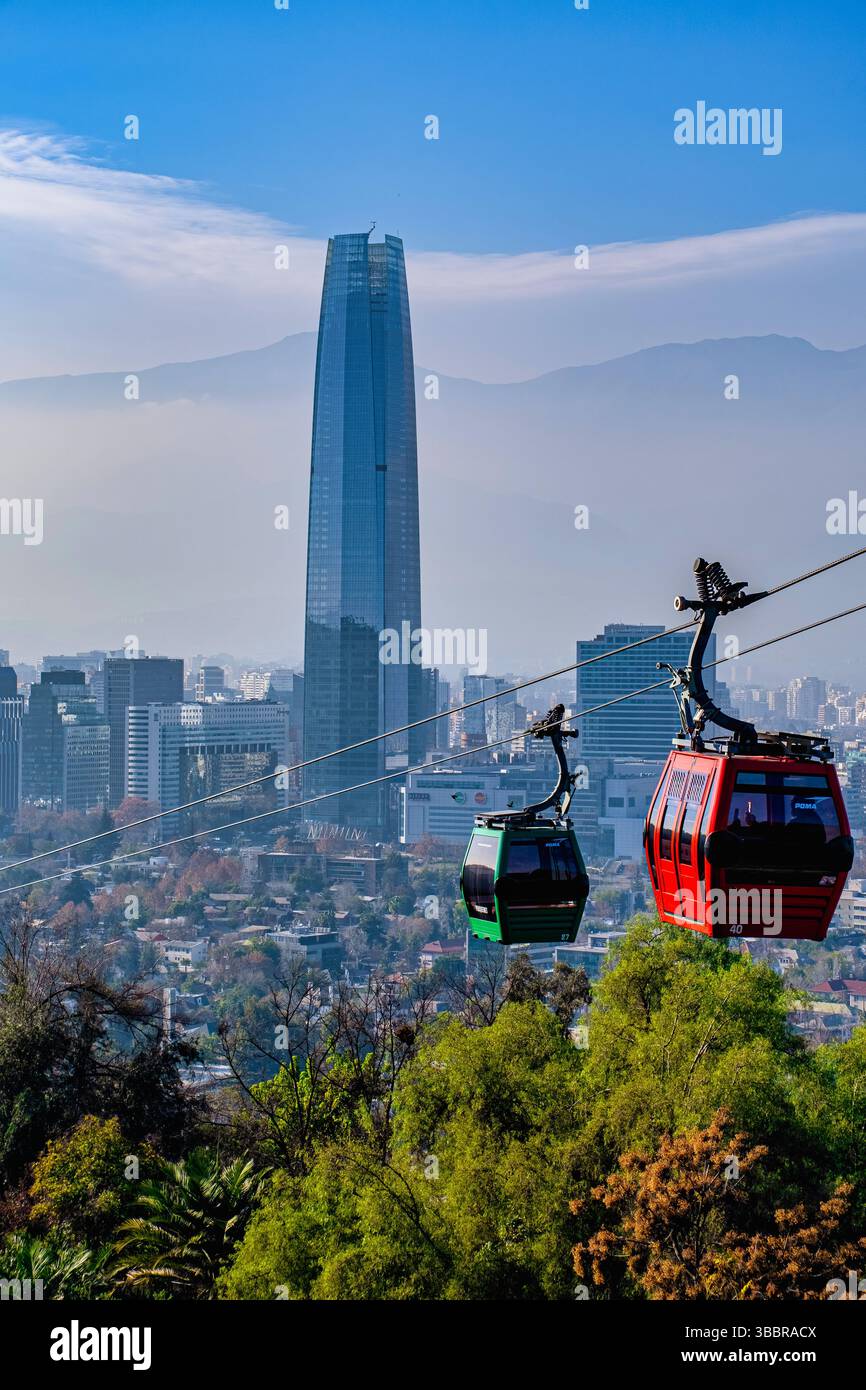 Dovreste sapere che la funivia è l'attrazione N°1 di Santiago che vi permetterà di andare direttamente in cima alla collina (stazione Cumbre), dove Foto Stock