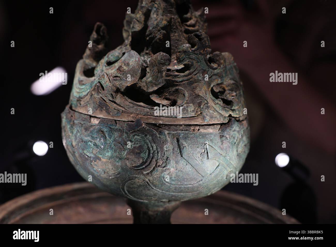 Bruciatore di incenso di bronzo della dinastia Han occidentale scavato nella tomba del marchese di Haihun; Museo di Haihunhou, Nanchang, Cina Foto Stock