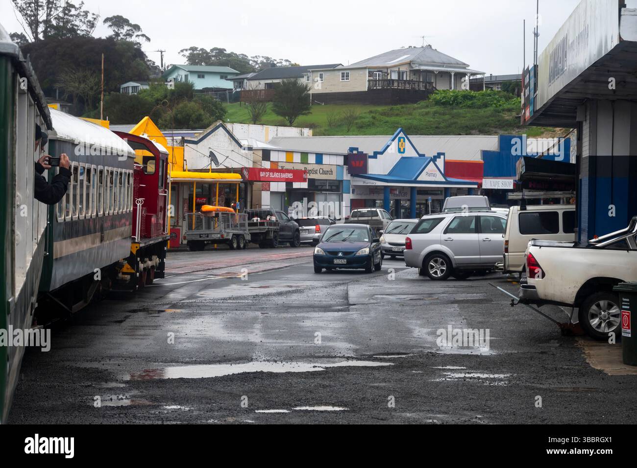 Il treno della Bay of Islands Vintage Railway attraversa la strada principale di Kawakawa, Bay of Islands, North Island, nuova Zelanda Foto Stock