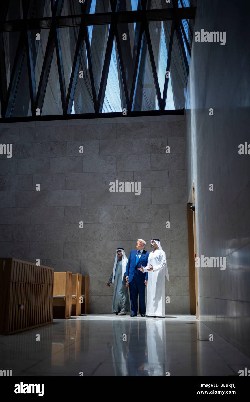 Il presidente Donald Trump visita la Abrahamic Family House, venerdì 16 maggio 2025, ad Abu Dhabi, Emirati Arabi Uniti. (Foto ufficiale della Casa Bianca di Daniel Torok) Foto Stock