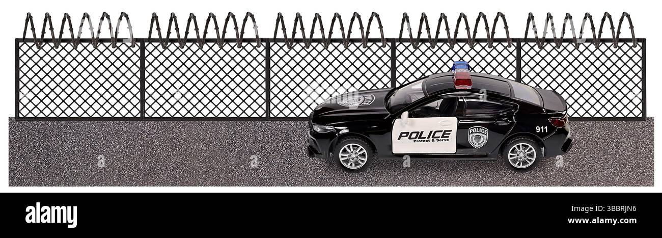 Auto della polizia di fronte a una recinzione di filo spinato che circonda un'area in fase di pattugliamento Foto Stock Auto della polizia di fronte a una recinzione di filo spinato che circonda un'area in fase di pattugliamento Foto Stock