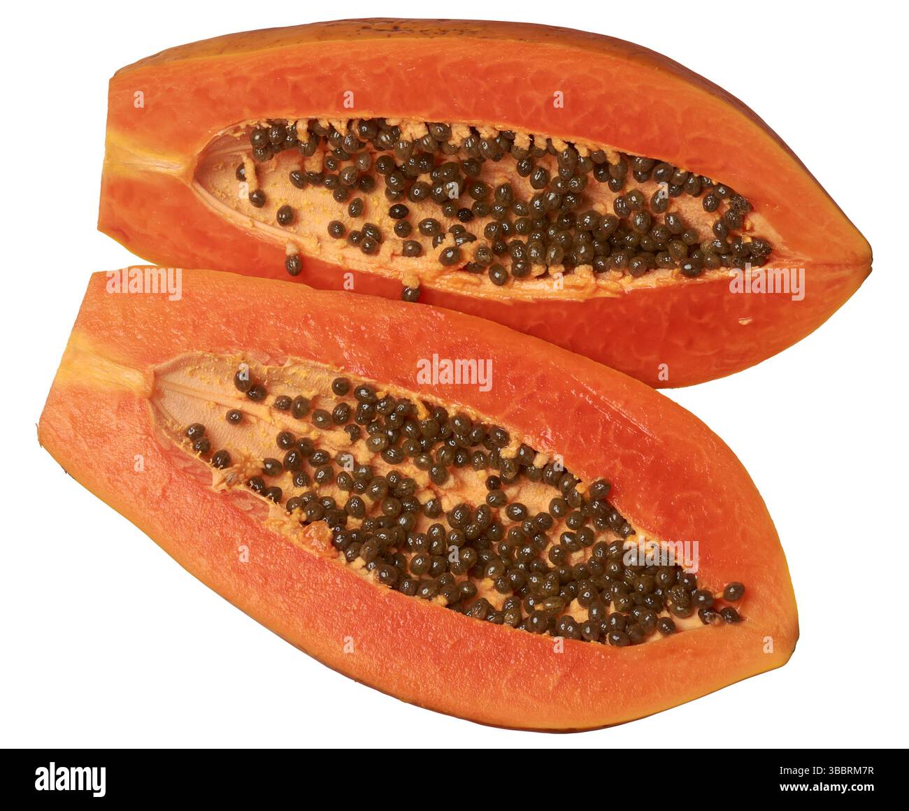 primo piano di fette di papaya mature o tagliate su sfondo bianco a metà isolato, succosa frutta dolce con polpa di arancia vibrante e semi neri, prelevati dall'alto Foto Stock