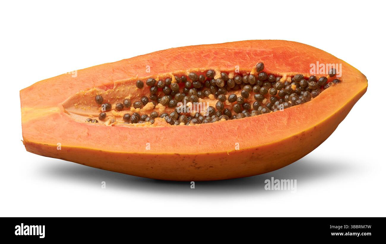 primo piano di una fetta di papaya matura o tagliata su sfondo bianco mezzo isolato, succosa frutta dolce con polpa arancione vivace e semi neri, vista laterale con frassino Foto Stock