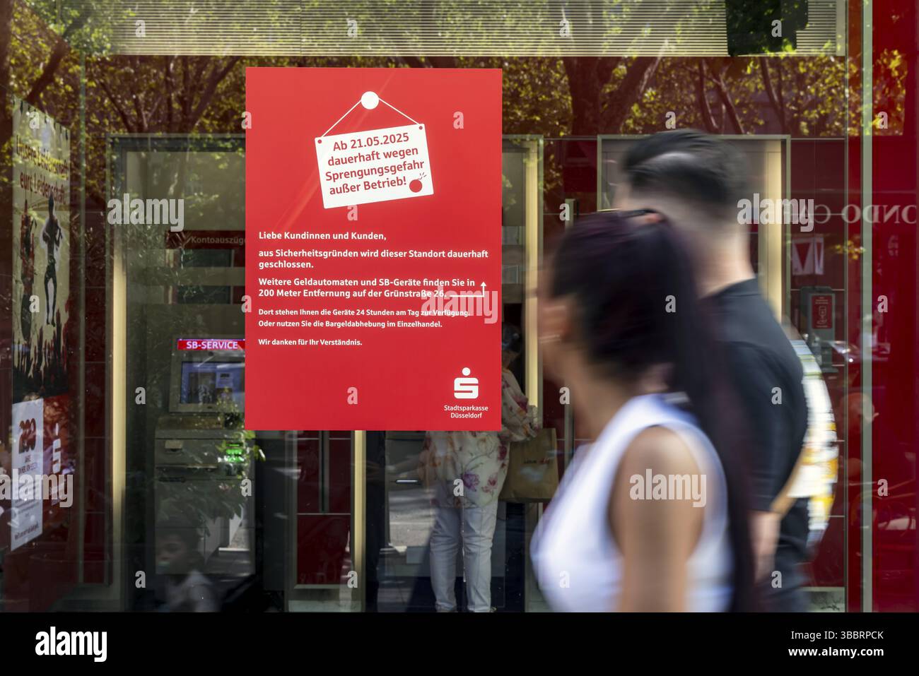 La diramazione di Sparkasse sarà chiusa definitivamente. Il motivo è il rischio che i distributori automatici ferroviari vengano fatti saltare in aria. Koenigsallee Duesseldorf con passanti Foto Stock