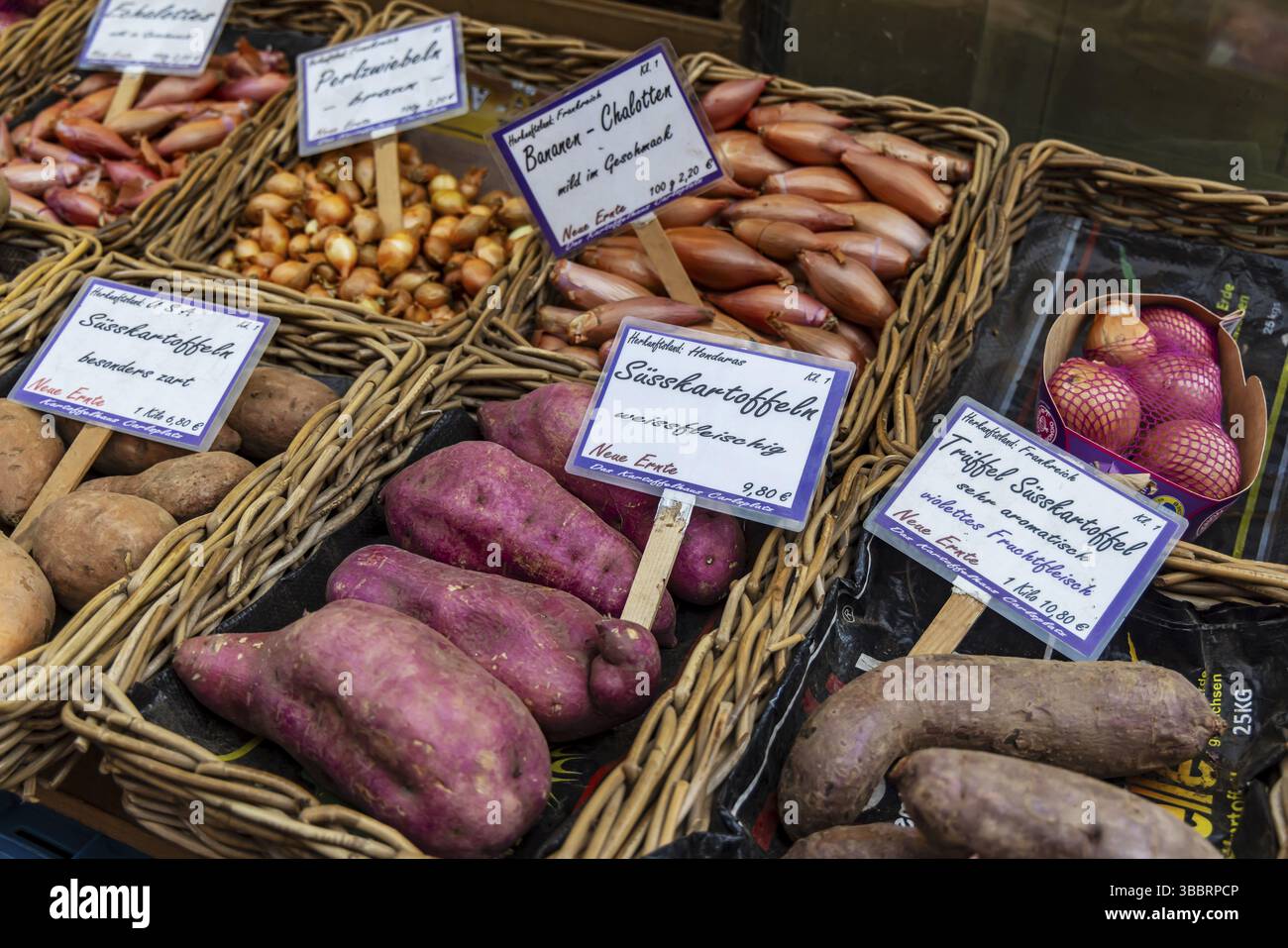 Patate dolci e patate di diverse origini. Mercato a Carlsplatz. Duesseldorf, Renania settentrionale-Vestfalia, Germania, Europa Foto Stock