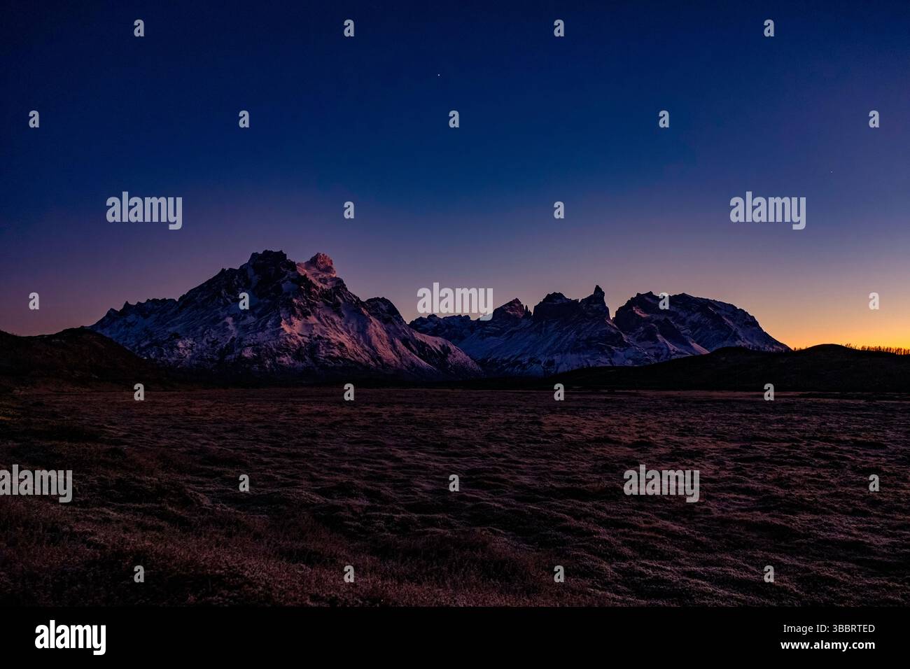 Il Parco Nazionale Torres del Paine si trova nella regione di Magallanes e dell'Antartide cilena, comune di Torres del Payne, provincia di Última Esperanz Foto Stock