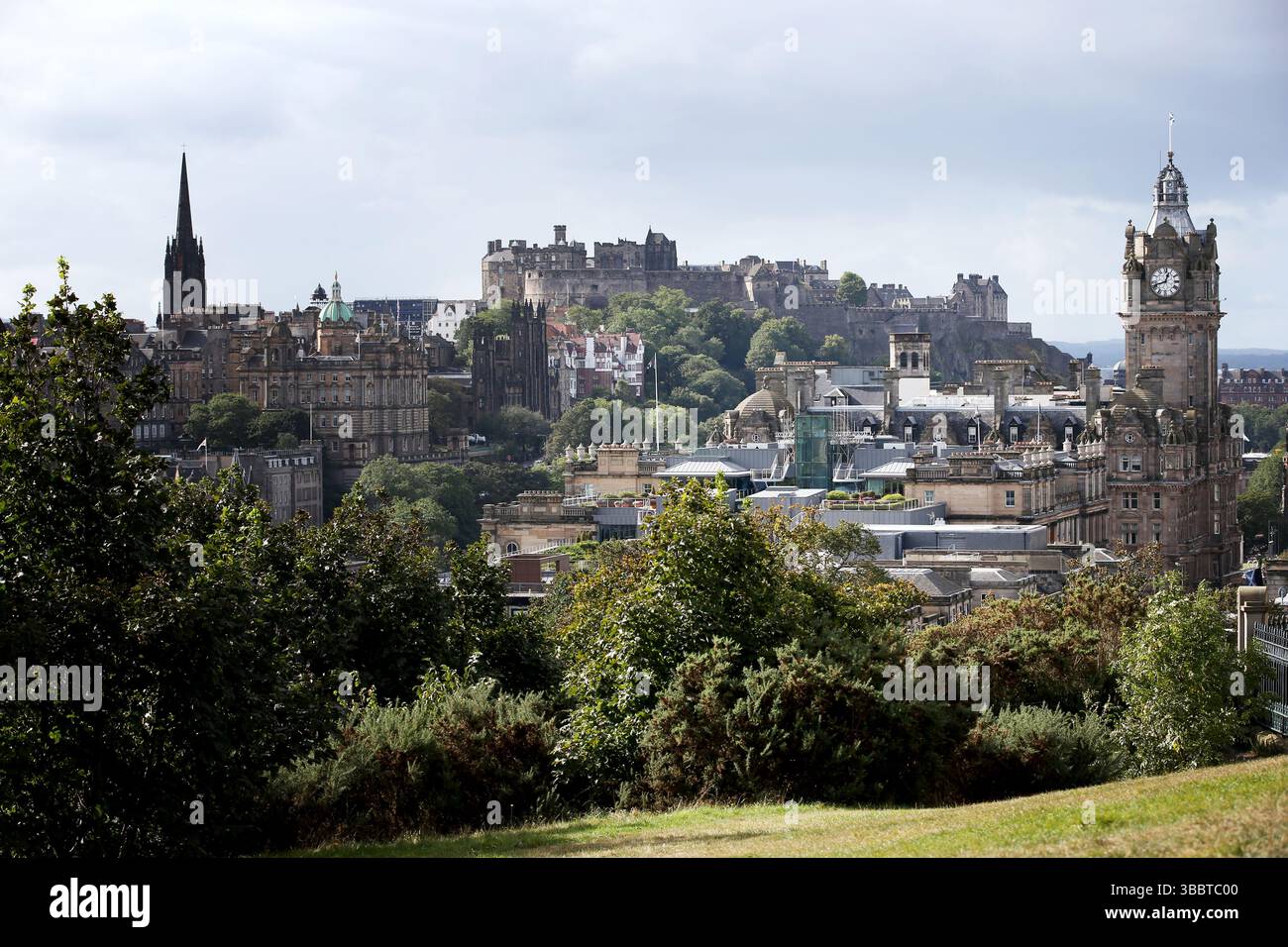 Foto datata 25/09/16, di una vista generale di Edimburgo, Scozia, che guarda verso il Castello di Edimburgo e l'Orologio Balmoral. Secondo un nuovo rapporto, Edimburgo è la destinazione più costosa per le vacanze in città dell'Europa occidentale. Data di pubblicazione: Sabato 17 maggio 2025. Foto Stock