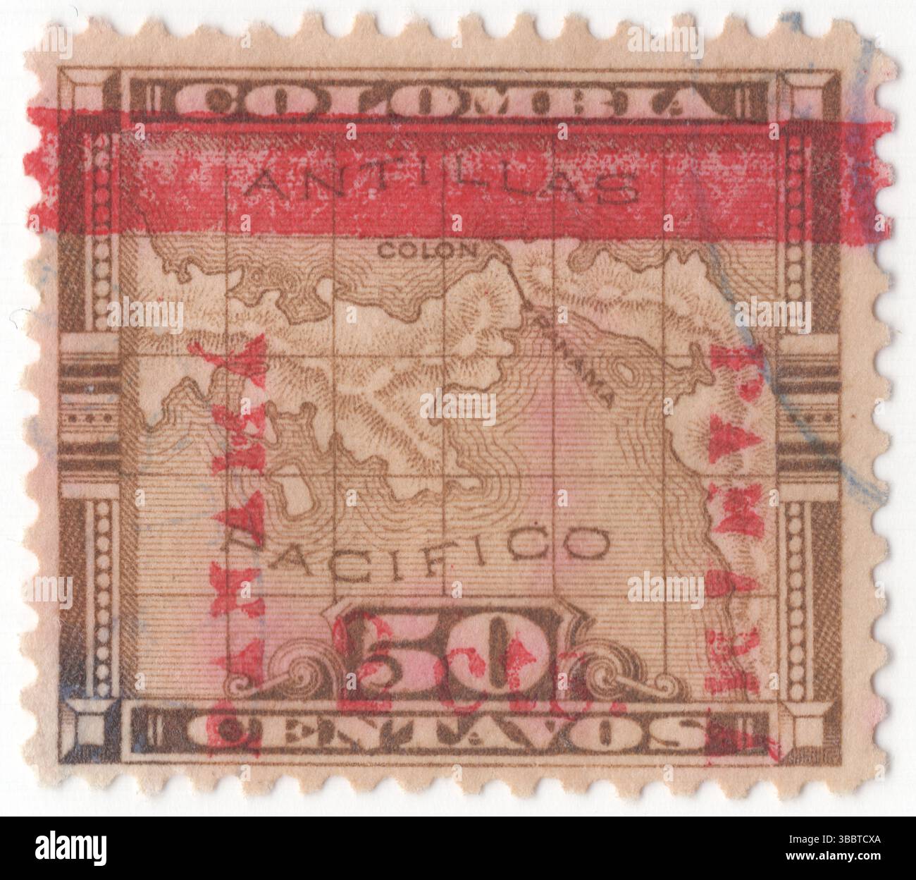 PANAMA — 1906: 2 su 50 centavo francobollo marrone bister raffigurante la mappa dell'istmo di Panama. La Repubblica di Panama è un paese dell'America Latina situato all'estremità meridionale dell'America centrale, al confine con il Sud America. Confina con la Costa Rica a ovest, la Colombia a sud-est, il Mar dei Caraibi a nord e l'Oceano Pacifico a sud. La sua capitale e città più grande è Panama City Foto Stock