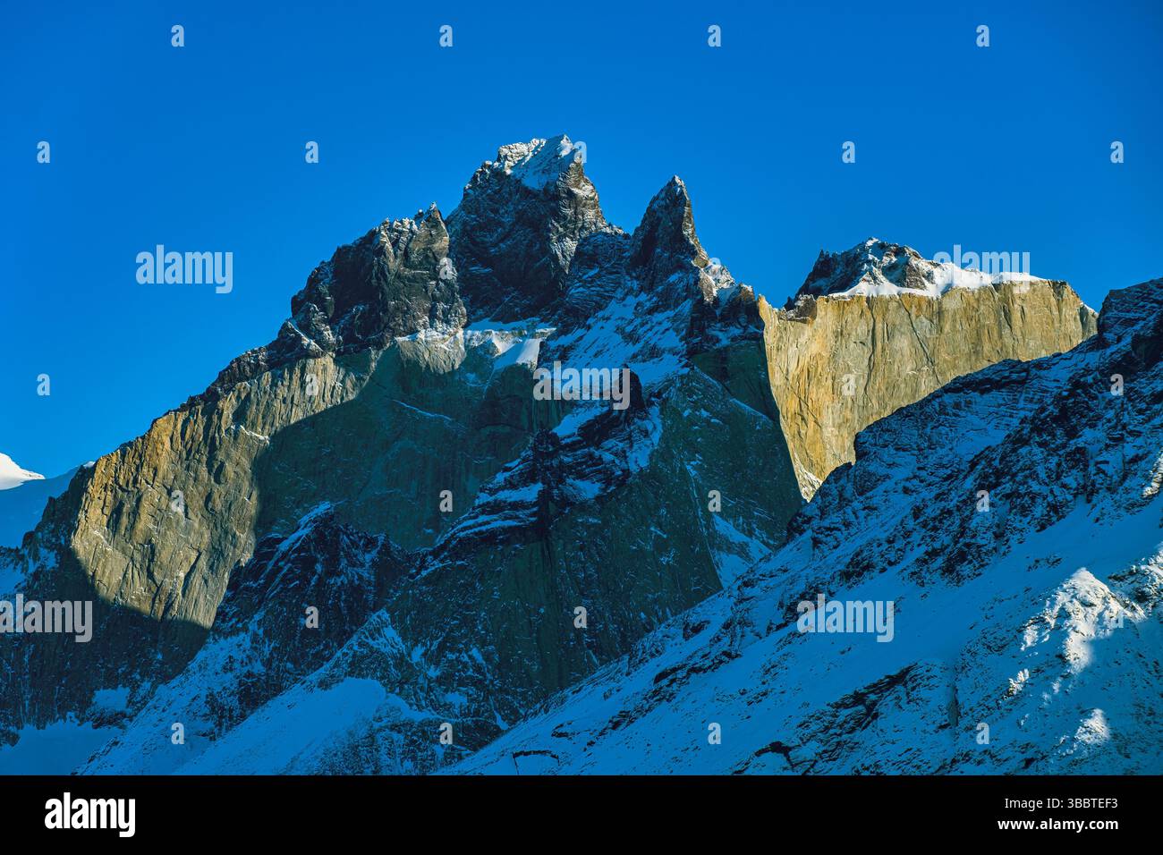 La Cordillera Paine è considerata una delle attrazioni più popolari del parco nazionale per le sue caratteristiche fisiche uniche, che sono prima Foto Stock