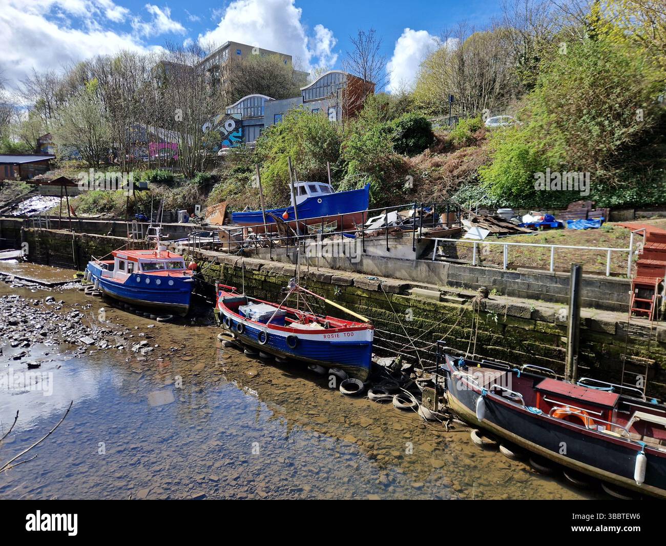 Barche colorate su Ouseburn in primavera Foto Stock