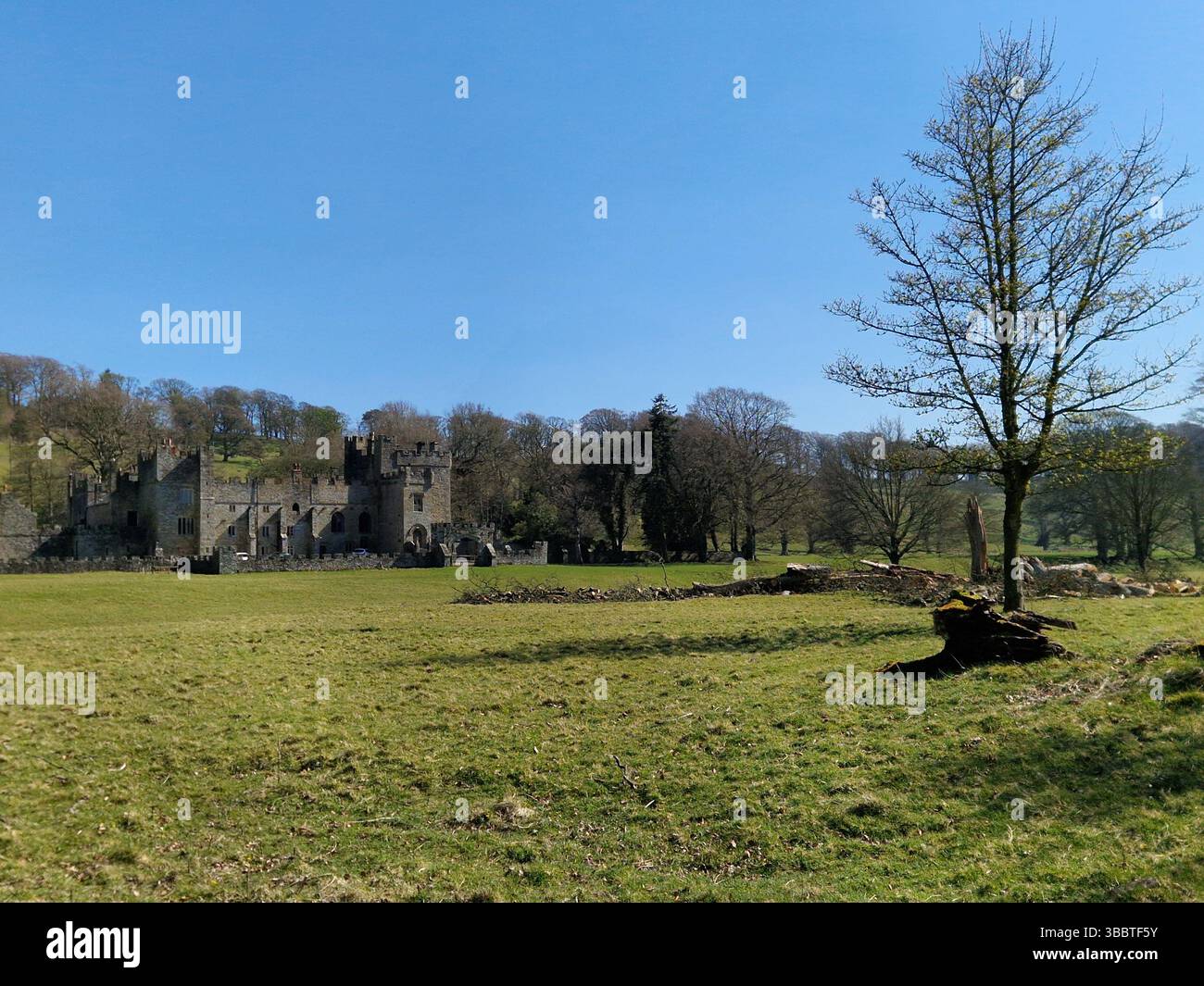 Castello di Featherstone all'inizio della primavera - Immagine stock catturata con smartphone