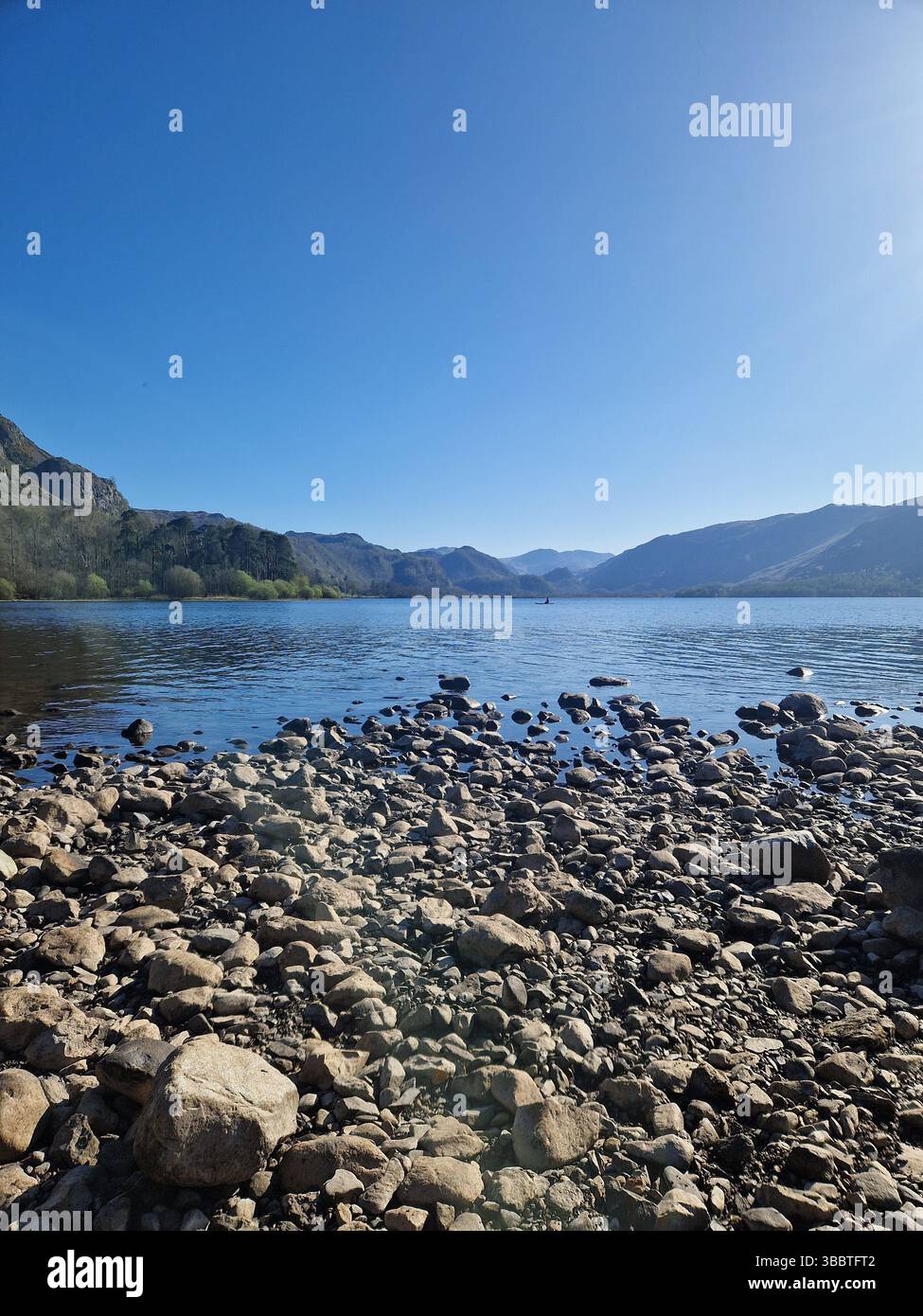 Splendide viste dalla riva di Derwentwater, Cumbria, durante la primavera secca del 2025 - Immagine stock catturata con smartphone
