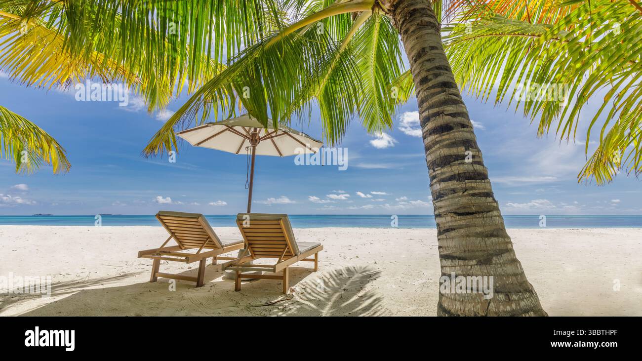 Sole spiaggia tropicale con sedie colorate ombrelloni, perfetto relax per il tempo libero sul paradiso dell'isola, scenario panoramico sullo sfondo Foto Stock