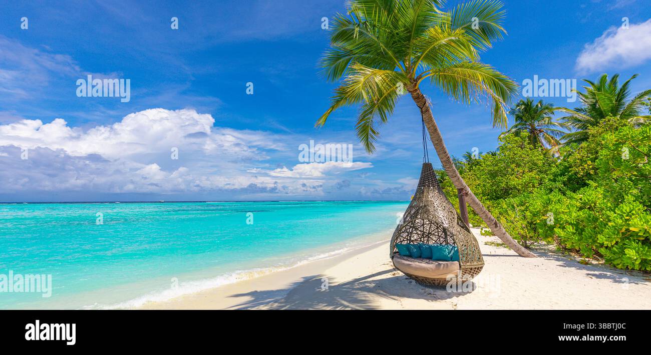 Romantico e tranquillo paradiso tropicale palme altalena isola tranquilla. Splendida spiaggia soleggiata. Vacanza da sogno in spiaggia estiva Foto Stock