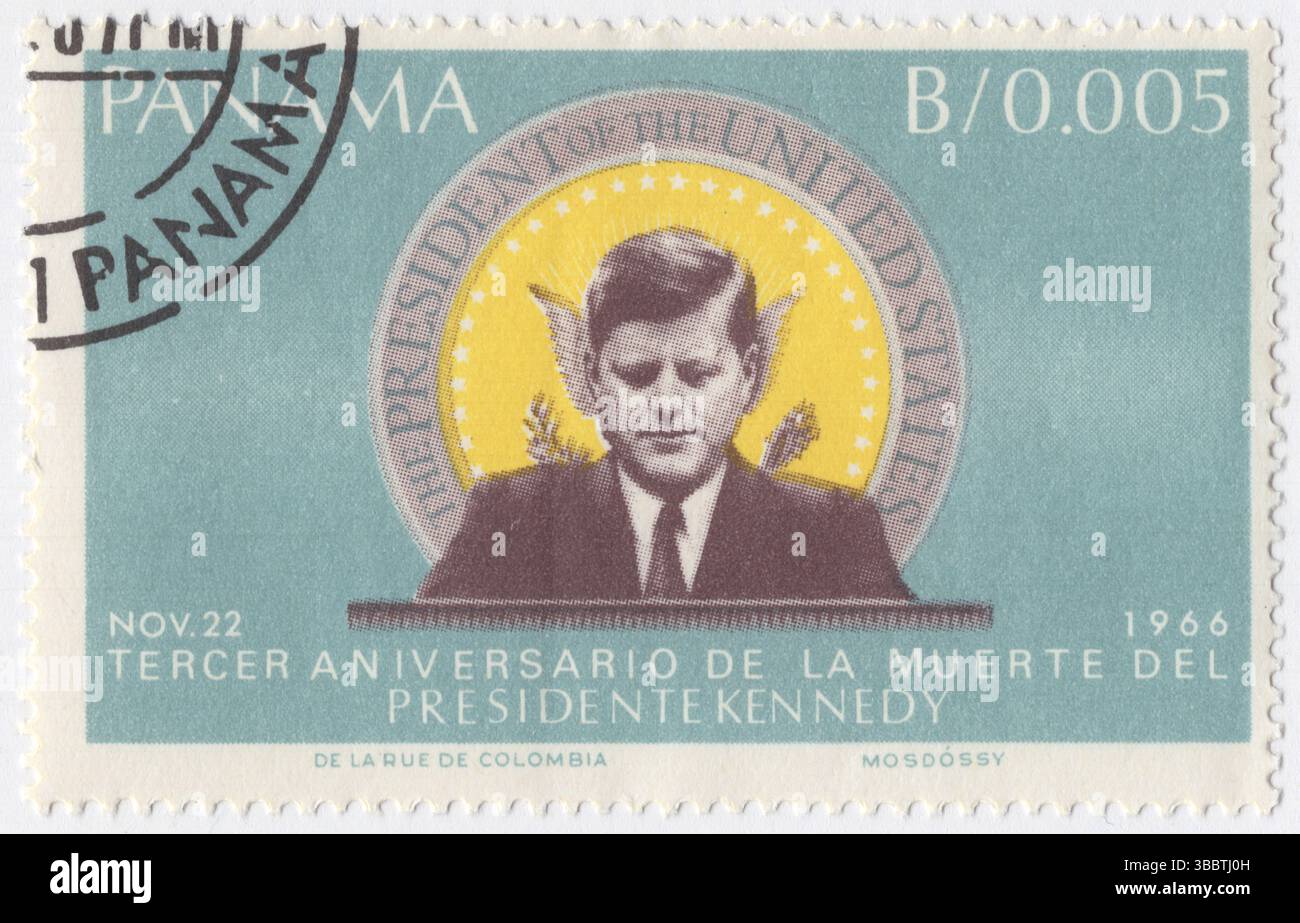 PANAMA — 1966 novembre 25: 0,005 balboa francoboa francoboa multicolor raffigurante il ritratto di Kennedy, 3rd Death Anniversary of John Fitzgerald Kennedy. JFK è stato il 35° presidente degli Stati Uniti d'America dal 1961 fino al suo assassinio nel 1963. Fu il primo cattolico romano e la persona più giovane eletta presidente a 43 anni. Kennedy prestò servizio al culmine della Guerra fredda e la maggior parte della sua politica estera riguardava le relazioni con l'Unione Sovietica e Cuba. Membro del Partito Democratico, Kennedy rappresentò il Massachusetts in entrambe le camere del Congresso degli Stati Uniti prima della sua presidenza Foto Stock