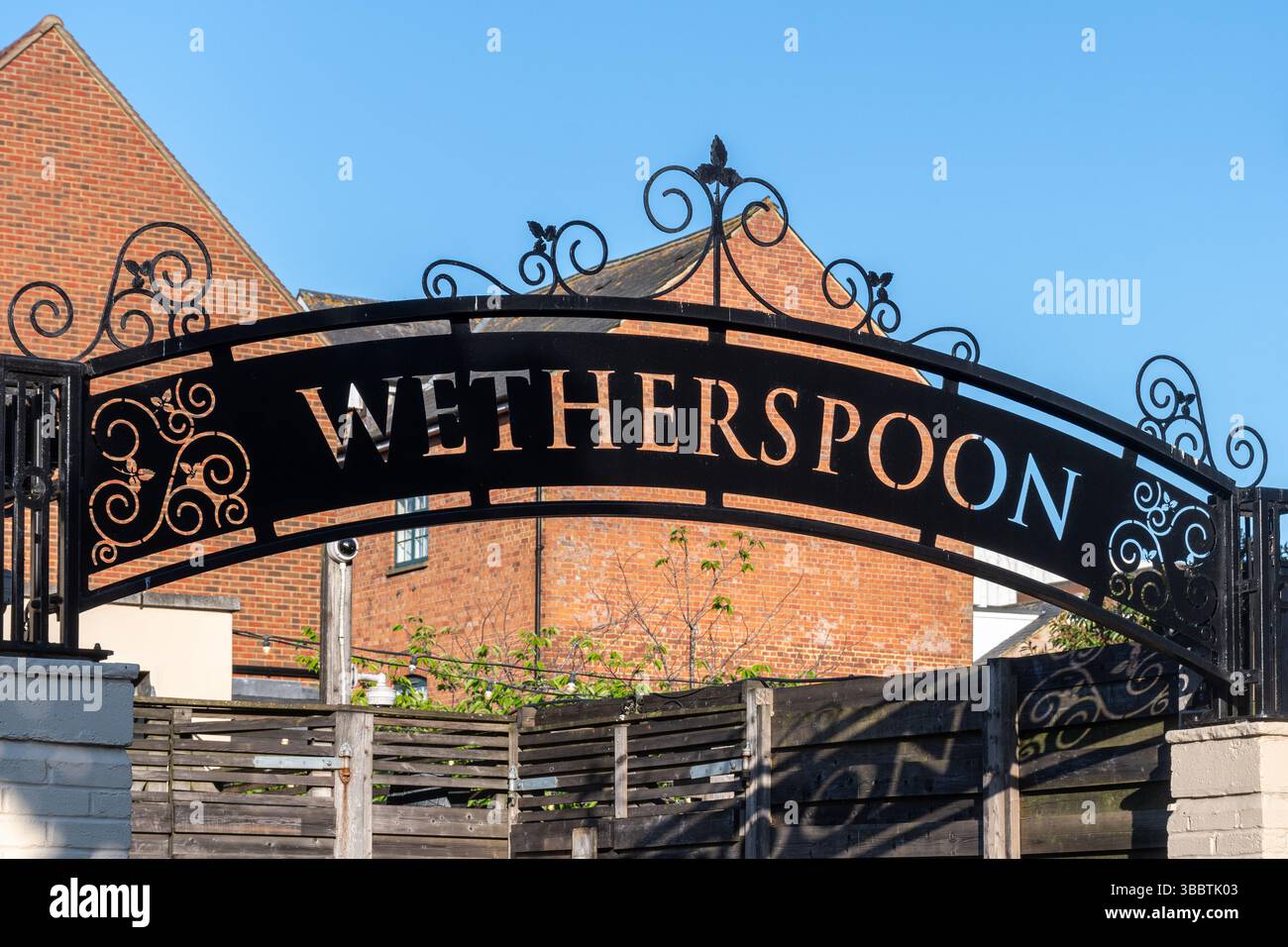Insegna Wetherspoon fuori dalla famosa catena di pub di Aldershot, Inghilterra, Regno Unito Foto Stock
