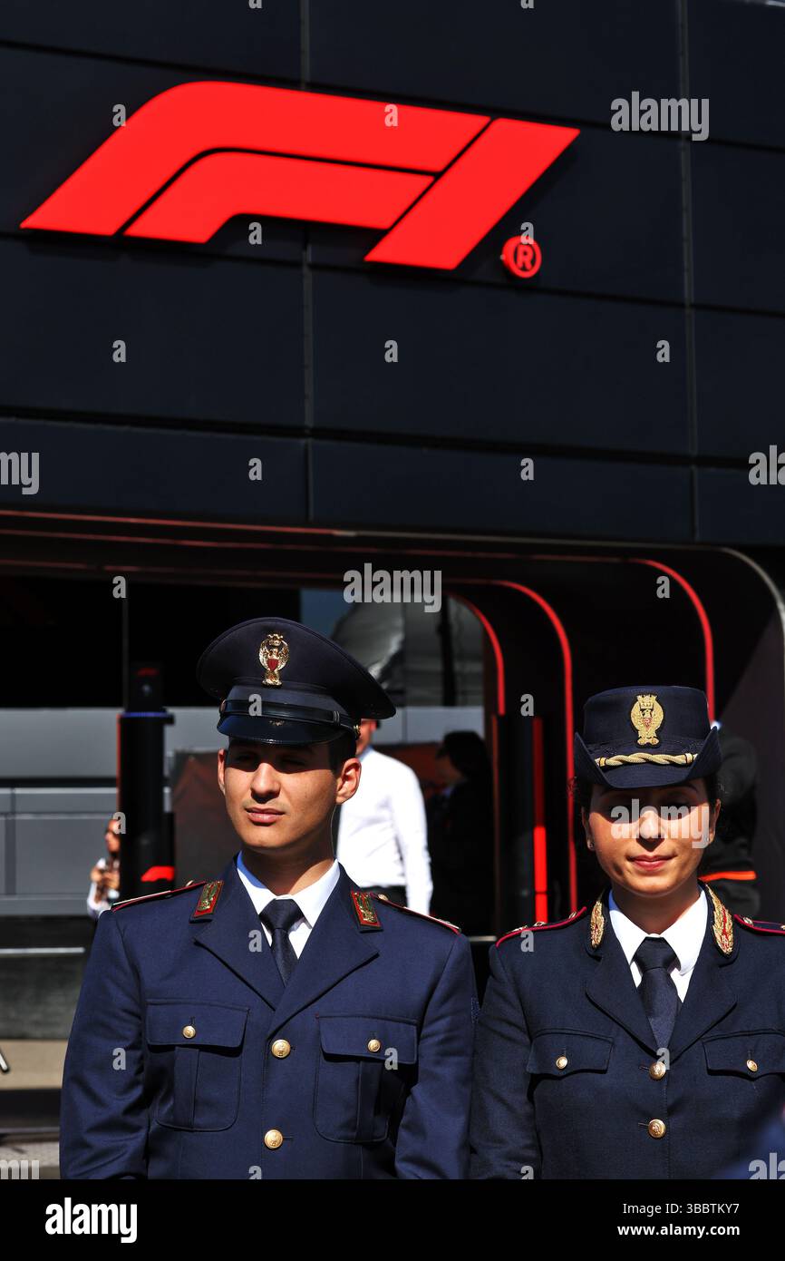 Imola, Italia. 17 maggio 2025. Atmosfera da paddock. 17.05.2025. Formula 1 Campionato del mondo, Rd 7, Gran Premio dell'Emilia Romagna, Imola, Italia, giornata delle qualifiche. Crediti: James Moy/Alamy Live News Foto Stock