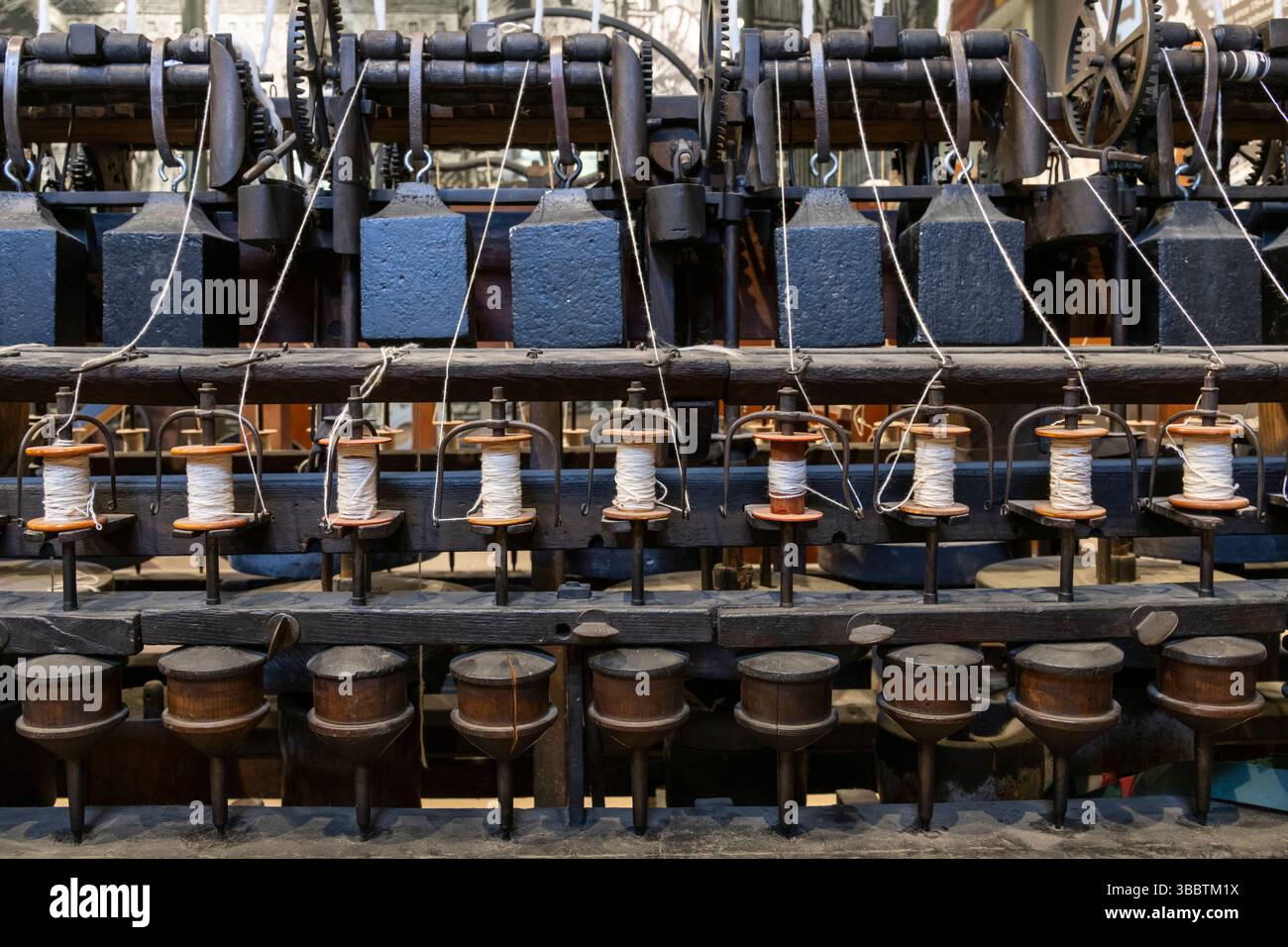 Macchine per la filatura del cotone presso il centro visitatori Cromford Mills, Derbyshire, Inghilterra. Foto Stock