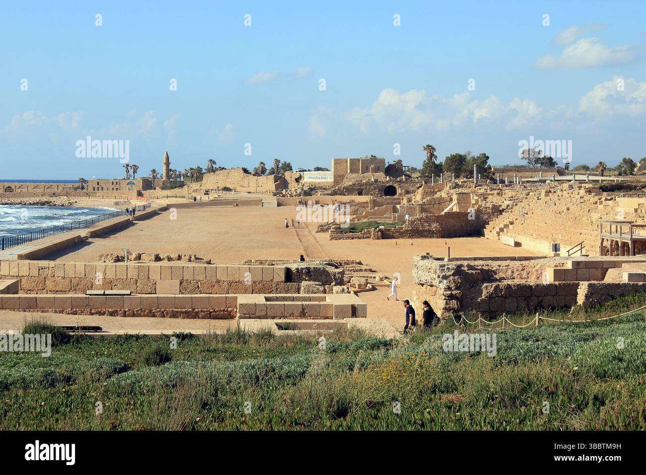 CESAREA, ISRAELE - 12 MAGGIO 2011: Si tratta di una vista panoramica dei reperti archeologici dell'antica città ebraica di Cesarea (la città del re Erode). Foto Stock