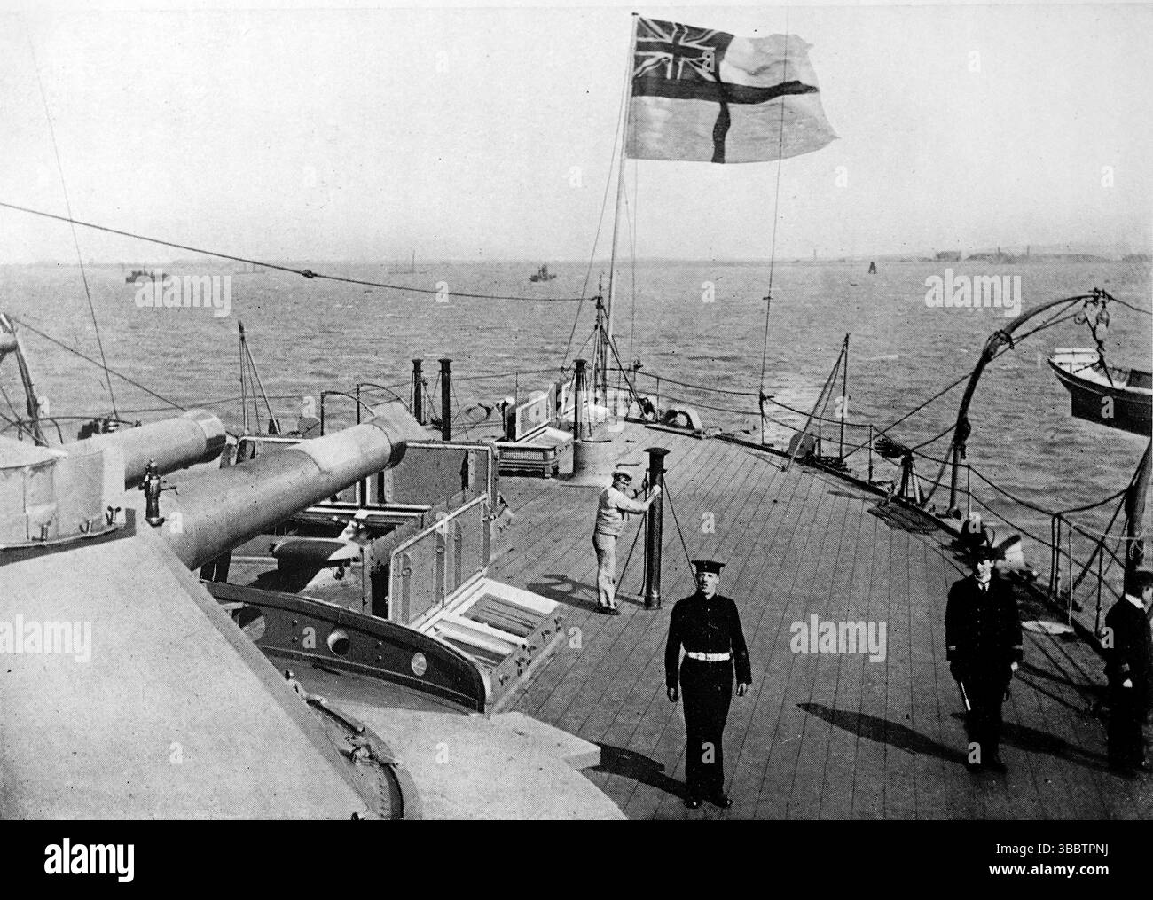 HM corazzata London: Il ponte e i colori del quartiere. La HMS London era una corazzata pre-dreadnought costruita per la Royal Navy alla fine del XIX secolo. Era la nave principale delle navi da battaglia della classe London, che erano quasi ripetizioni della classe Formidable ma con una corazzatura modificata. Da una fotografia stampata del libro Londons of the British Fleet, pubblicata per la prima volta da John Lane, The Bodley Head nel 1908, e scritta da Edward Fraser. Foto Stock