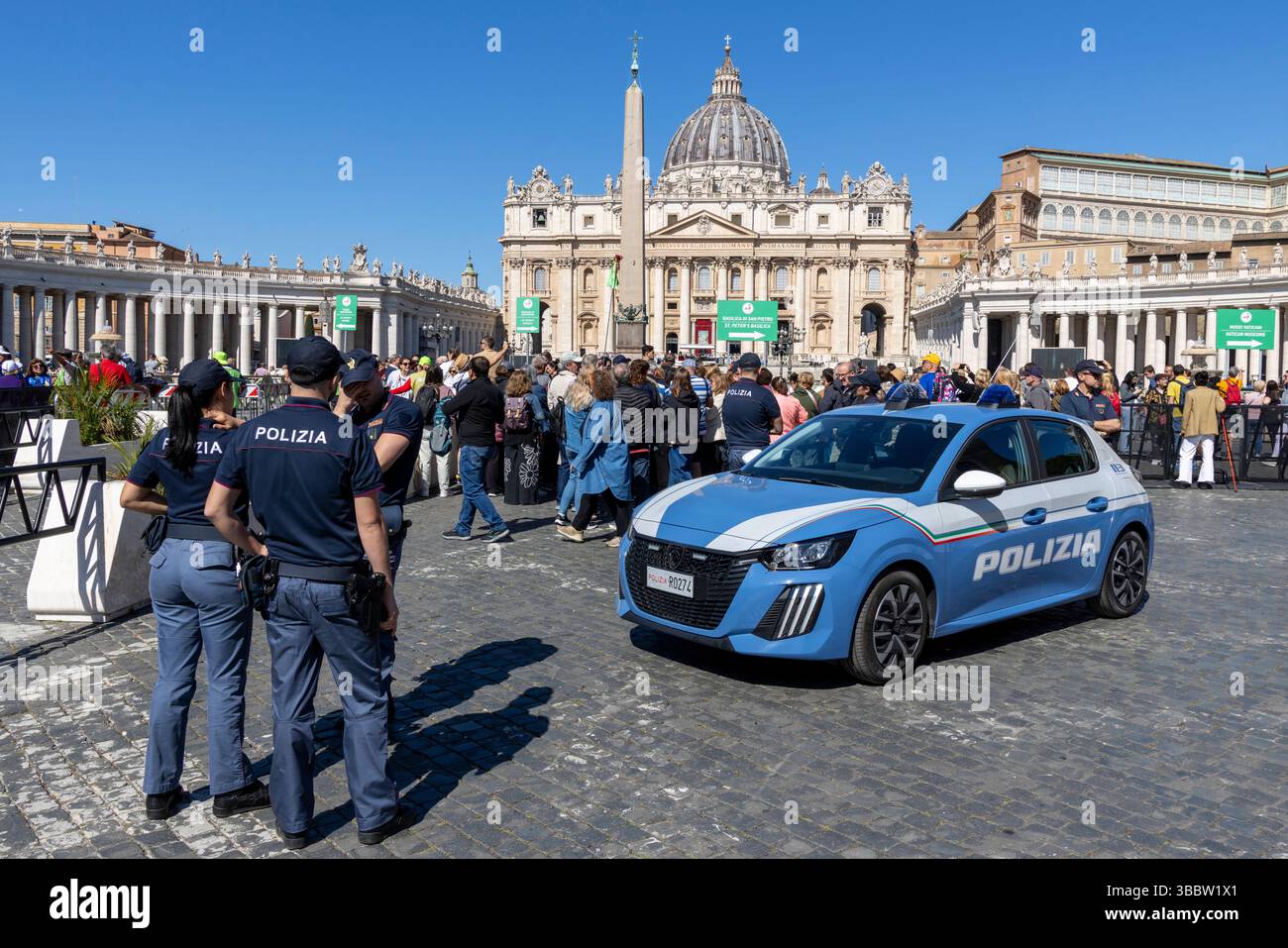 Vaticano - messa inaugurale di Papa Leone XIV poliziotti italiani in piazza San Pietro alla vigilia della messa inaugurale di Papa Leone XIV, in Vaticano, Stato della città del Vaticano, 17 maggio 2025. Il Giubileo ordinario o anno Santo si svolge ogni 25 anni. Essa mira a rafforzare la fede, il pentimento dei peccati e a promuovere opere di solidarietà e pellegrinaggi. Più di 30 milioni di visitatori sono attesi a Roma per il Giubileo del 2025. Città del Vaticano Stato Santa sede Copyright: XMatrixxImagesx/xAndrexPainx Foto Stock