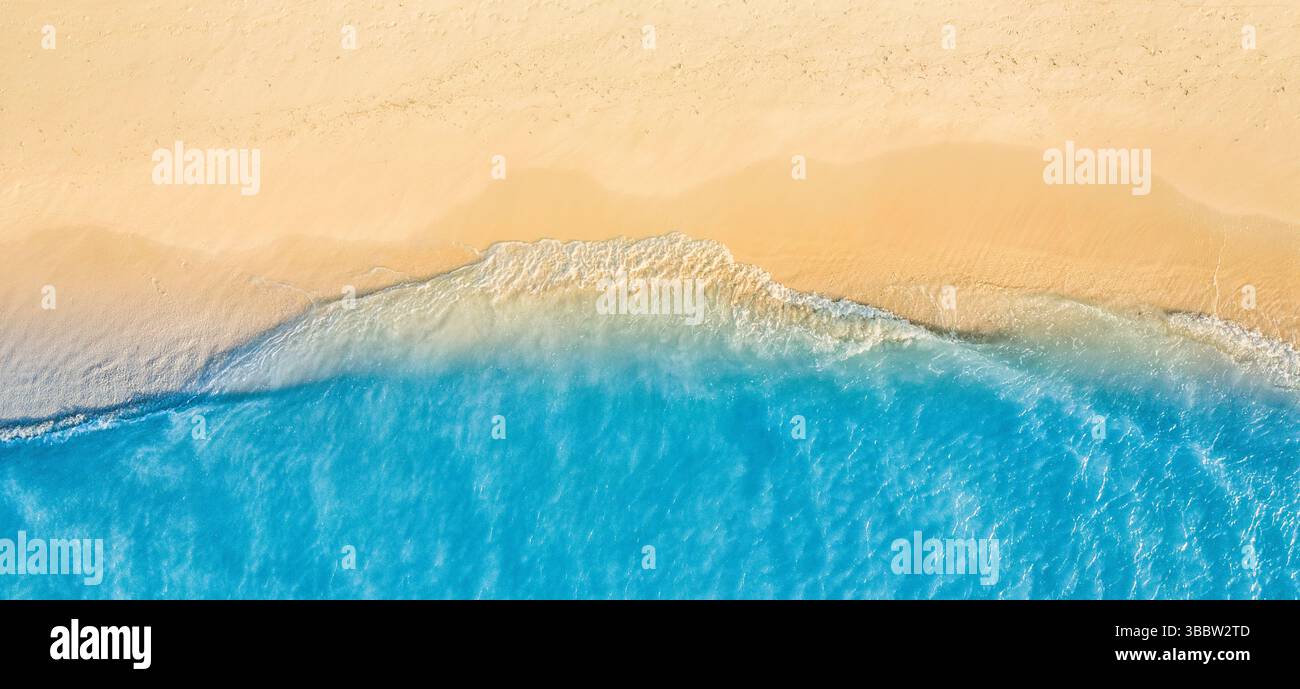 Spiaggia panoramica, vista dall'alto, onde, splendida natura, isola tropicale, paradiso per le vacanze estive, oceano, costa soleggiata, carta da parati Foto Stock