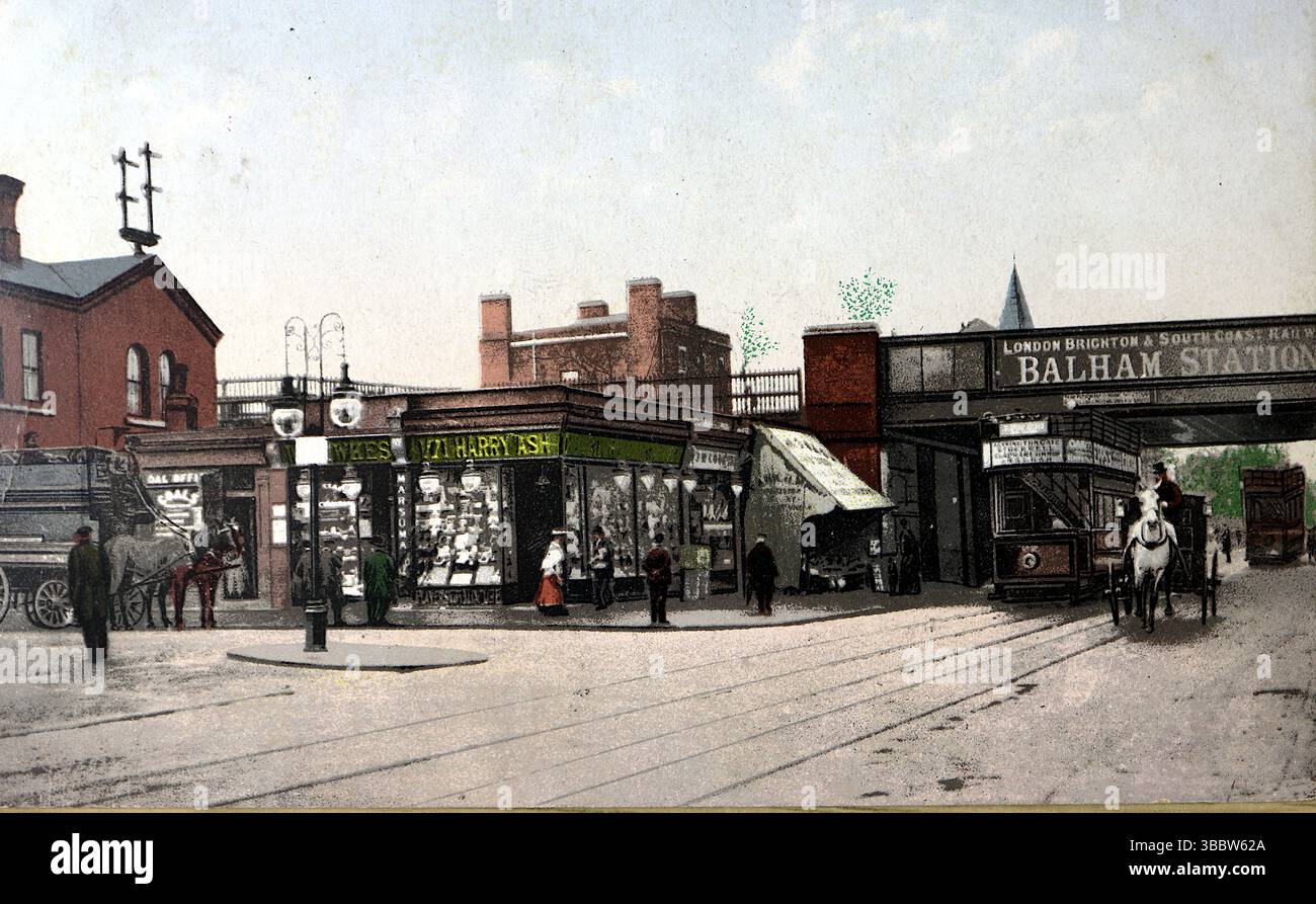 Balham Station in SW London, con tram e carrozze trainate da cavalli all'esterno. Viene mostrato anche il ponte ferroviario, che serve la stazione. Non attribuito, datato intorno al 1910. Da una collezione mista di cartoline originali edoardiane. Foto Stock