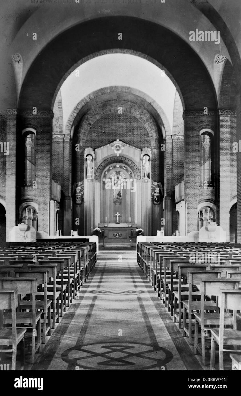 La Royal Masonic Institution for Girls, nuova scuola superiore a Rickmansworth, Hertfordshire. La Cappella. Pubblicato nel 1934 dalla Pan-Aero Pictures di Kingston-on-Thames. Da una collezione mista di cartoline edoardiane. Foto Stock
