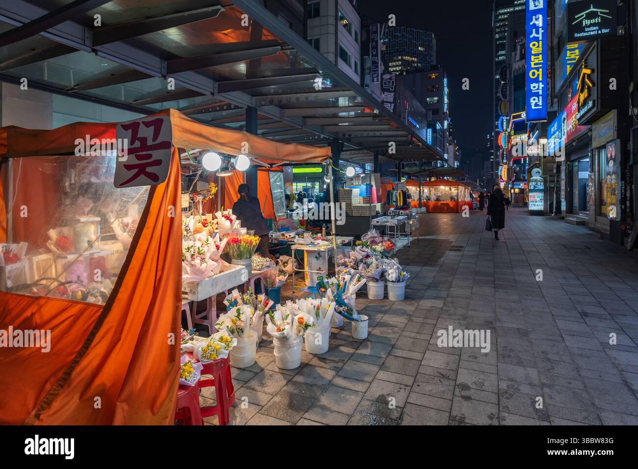 Il 25 gennaio 2022 si trova al mercato nel quartiere dello shopping e della vita notturna di Myeongdong nel centro di Seoul, capitale della Corea del Sud Foto Stock