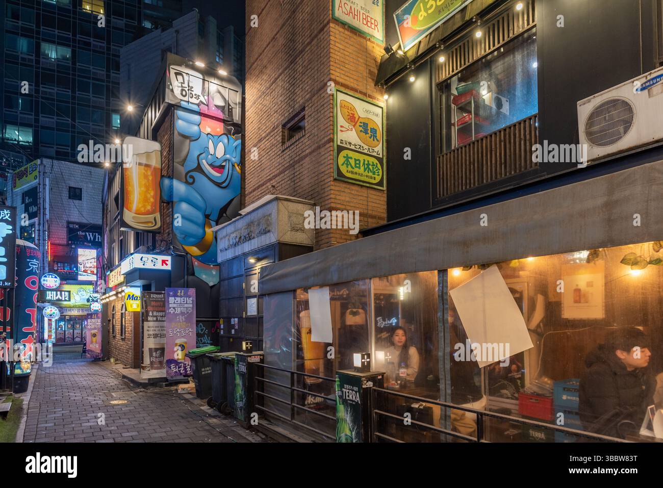 Bar nel quartiere dello shopping e della vita notturna di Myeongdong nel centro di Seoul, capitale della Corea del Sud il 25 gennaio 2022 Foto Stock