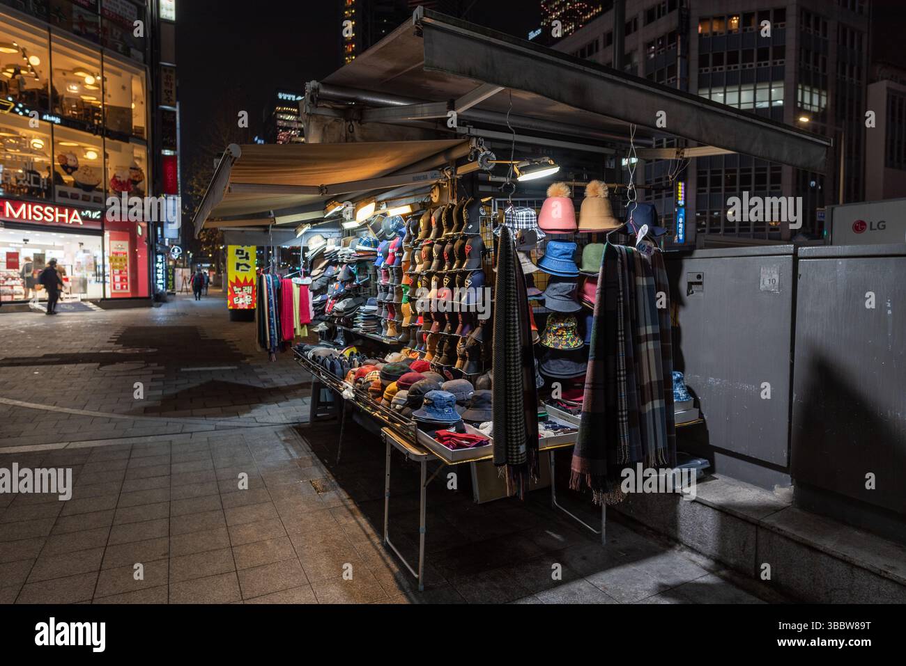 Il 25 gennaio 2022 si trova nel quartiere dello shopping e della vita notturna di Myeongdong nel centro di Seoul, capitale della Corea del Sud Foto Stock