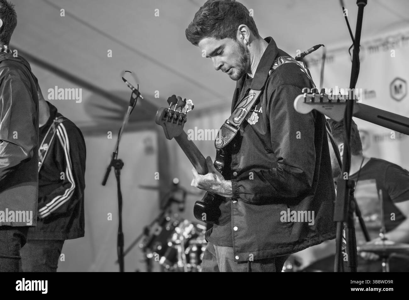 Un chitarrista maschile sembra essere completamente assorbito dalla sua esibizione solista di chitarra su un palco dal vivo a York, Yorkshire, Regno Unito. Foto Stock