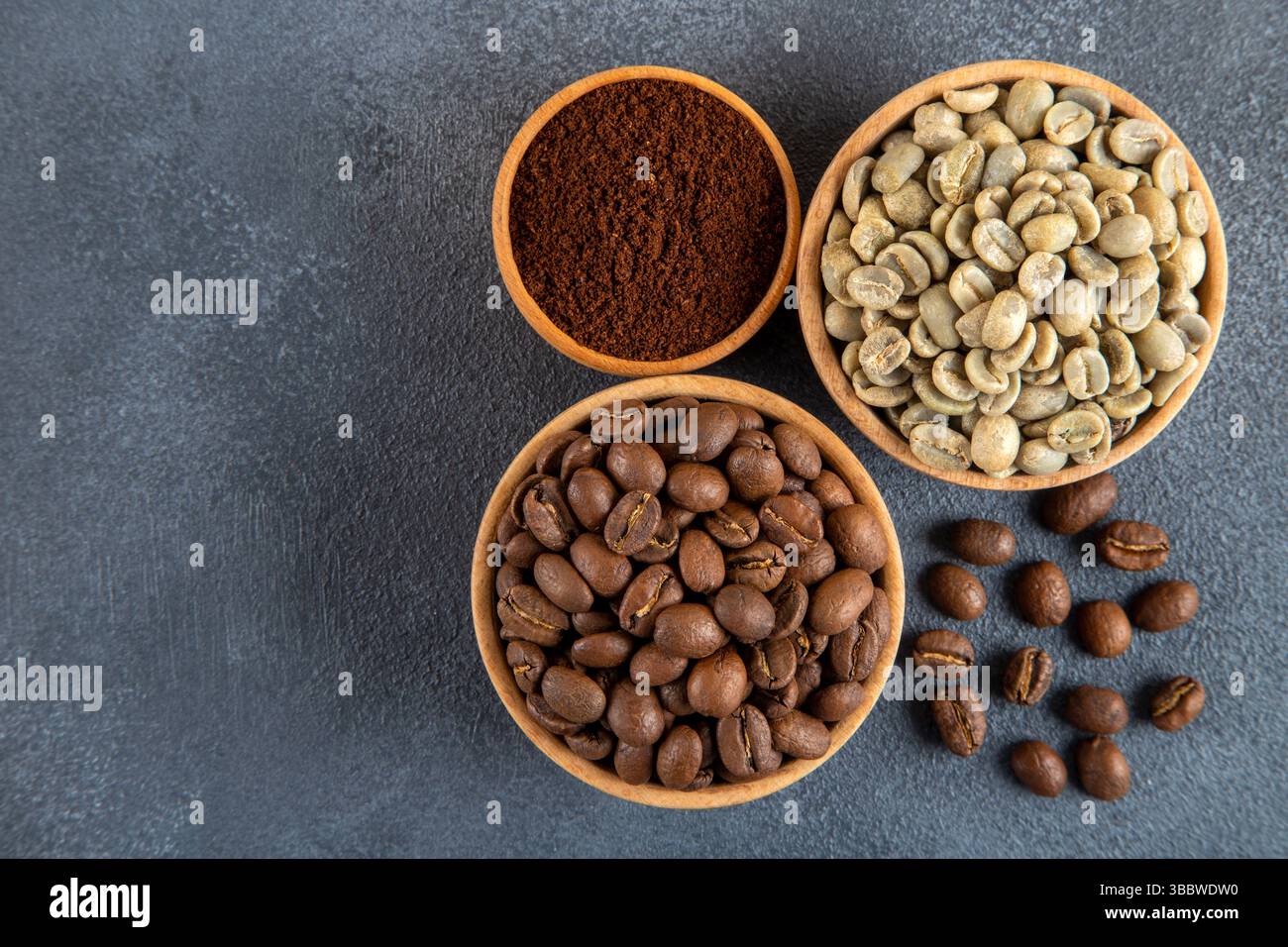 Caffè verde con chicchi di caffè tostati su sfondo nero Foto Stock