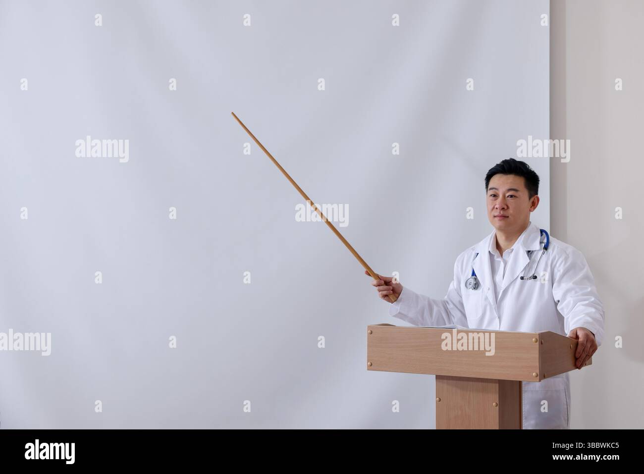 Dottore in conferenza in sala conferenze con schermo di proiezione Foto Stock