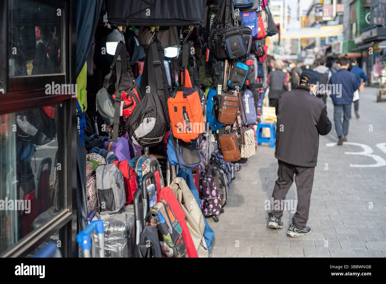 Venditore di beni al mercato di Namdaemun nel quartiere commerciale di Myeongdong nel centro di Seoul, capitale della Corea del Sud, il 16 marzo 2022 Foto Stock