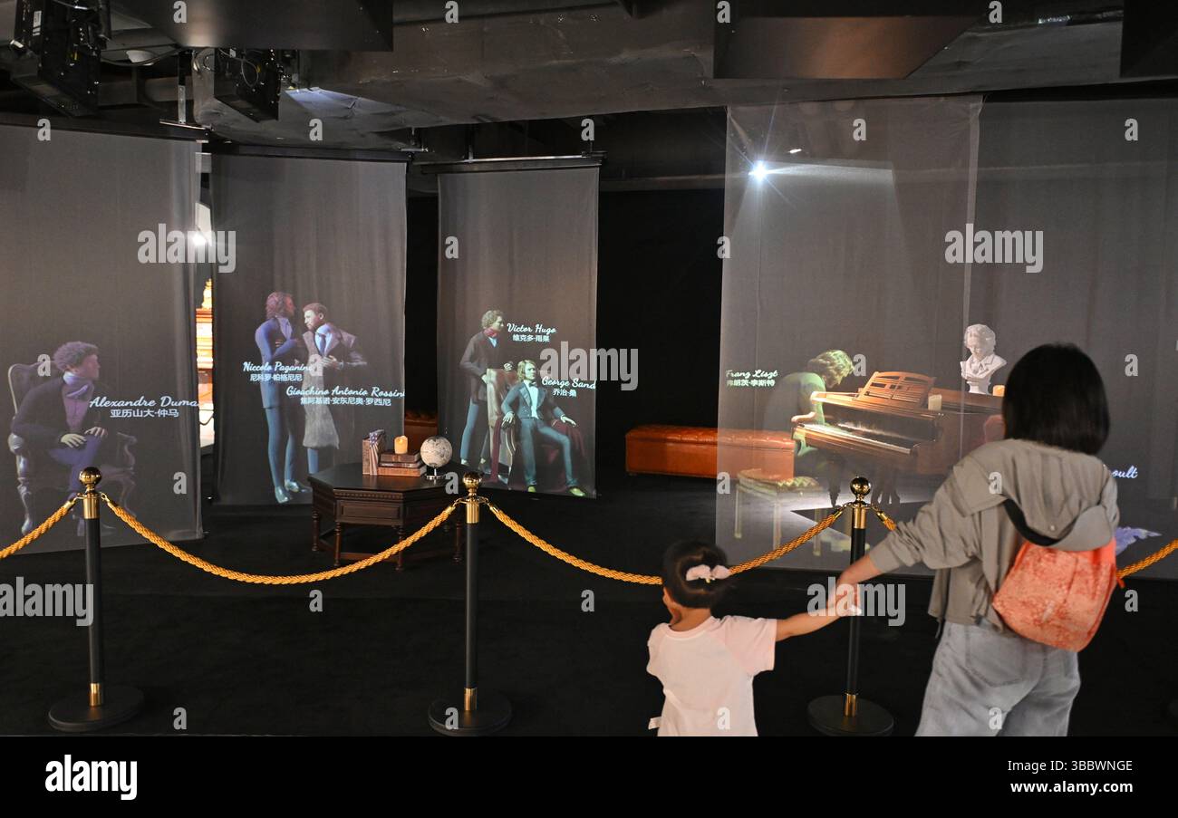 (250517) -- CHENGDU, 17 maggio 2025 (Xinhua) -- le persone guardano uno scenario basato su un dipinto storico ad olio, restaurato attraverso proiezione olografica, al Chengdu Xin Smart Music Museum di Chengdu, nella provincia del Sichuan, nel sud-ovest della Cina, 11 maggio 2025. Il Museo della musica intelligente di Chengdu Xin, che ospita una collezione di oltre 300 strumenti provenienti da tutto il mondo, è stato progettato per offrire ai visitatori un'esperienza coinvolgente. Grazie a tecnologie come l'imaging 3D, i teatri olografici e il restauro di scene digitali, riflette scenari storici virtuali, racconta storie dietro le opere musicali e fa luce sulla tecnologia Foto Stock
