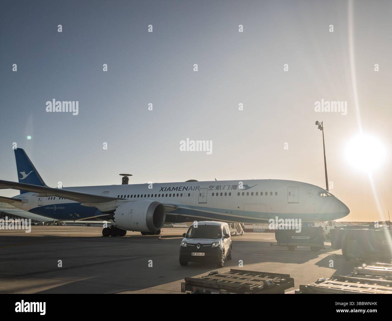 PARIGI, FRANCIA - 22 AGOSTO 2024: Un Boeing 787 Dreamliner XiamenAir si trova sull'asfalto dell'aeroporto Charles de Gaulle di Parigi. XiamenAir o xiamen Airline Foto Stock